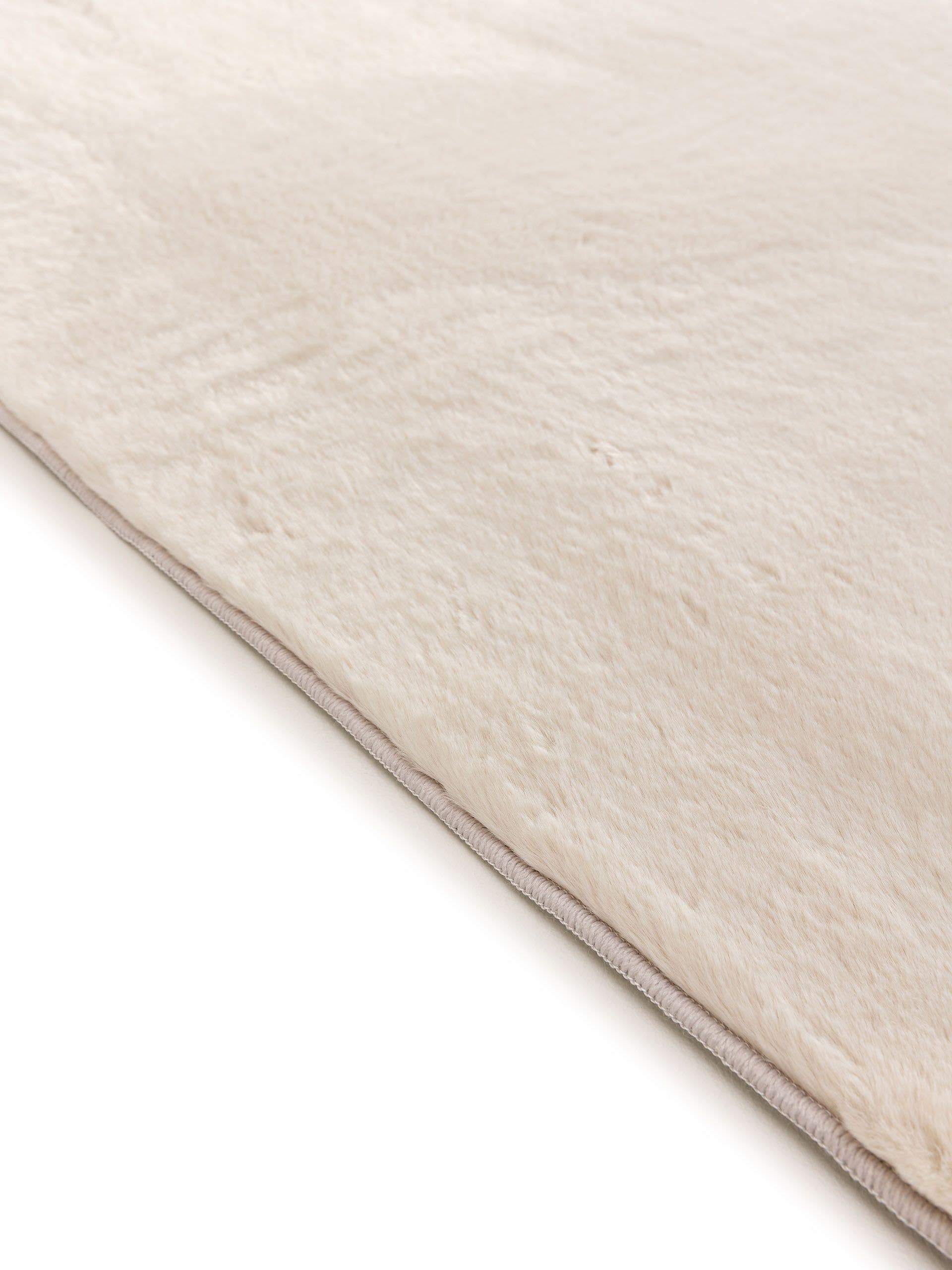 Matta av 100% Polyester i Beige med 11 - 20 mm hög lugg från benuta Basic