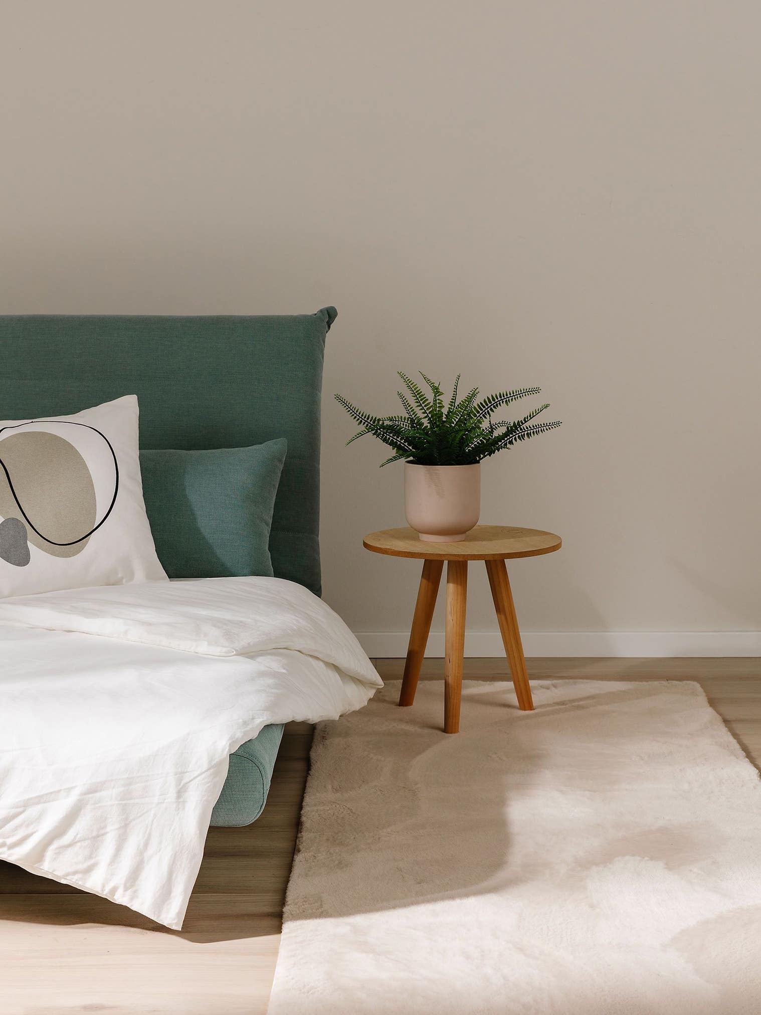 Matta av 100% Polyester i Beige med 11 - 20 mm hög lugg från benuta Basic