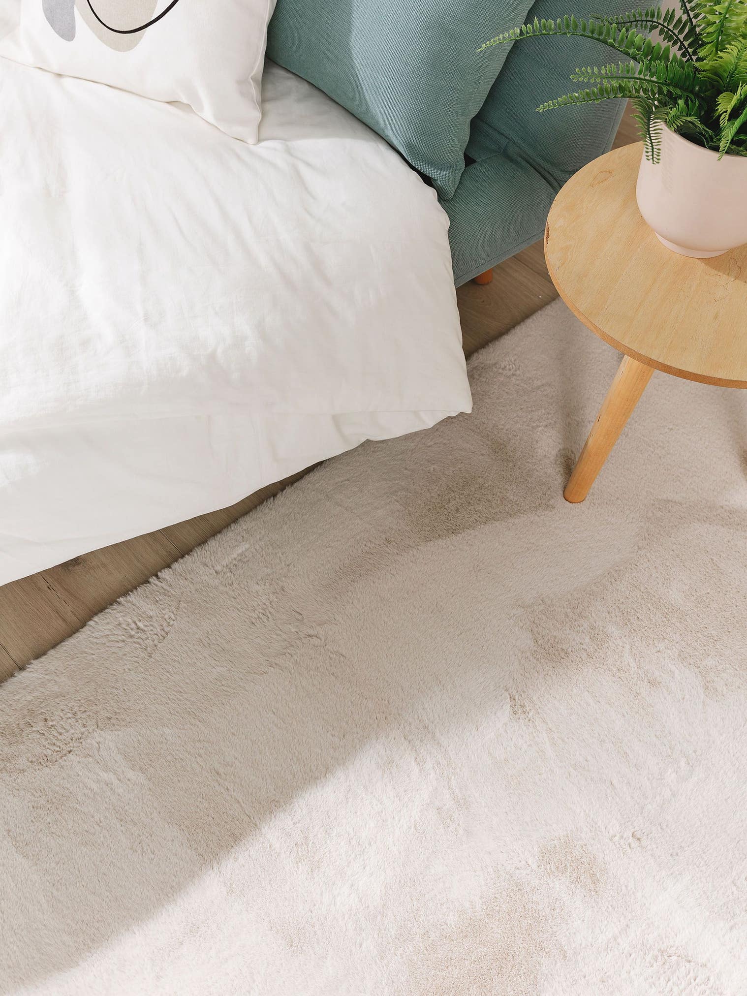 Matta av 100% Polyester i Beige med 11 - 20 mm hög lugg från benuta Basic