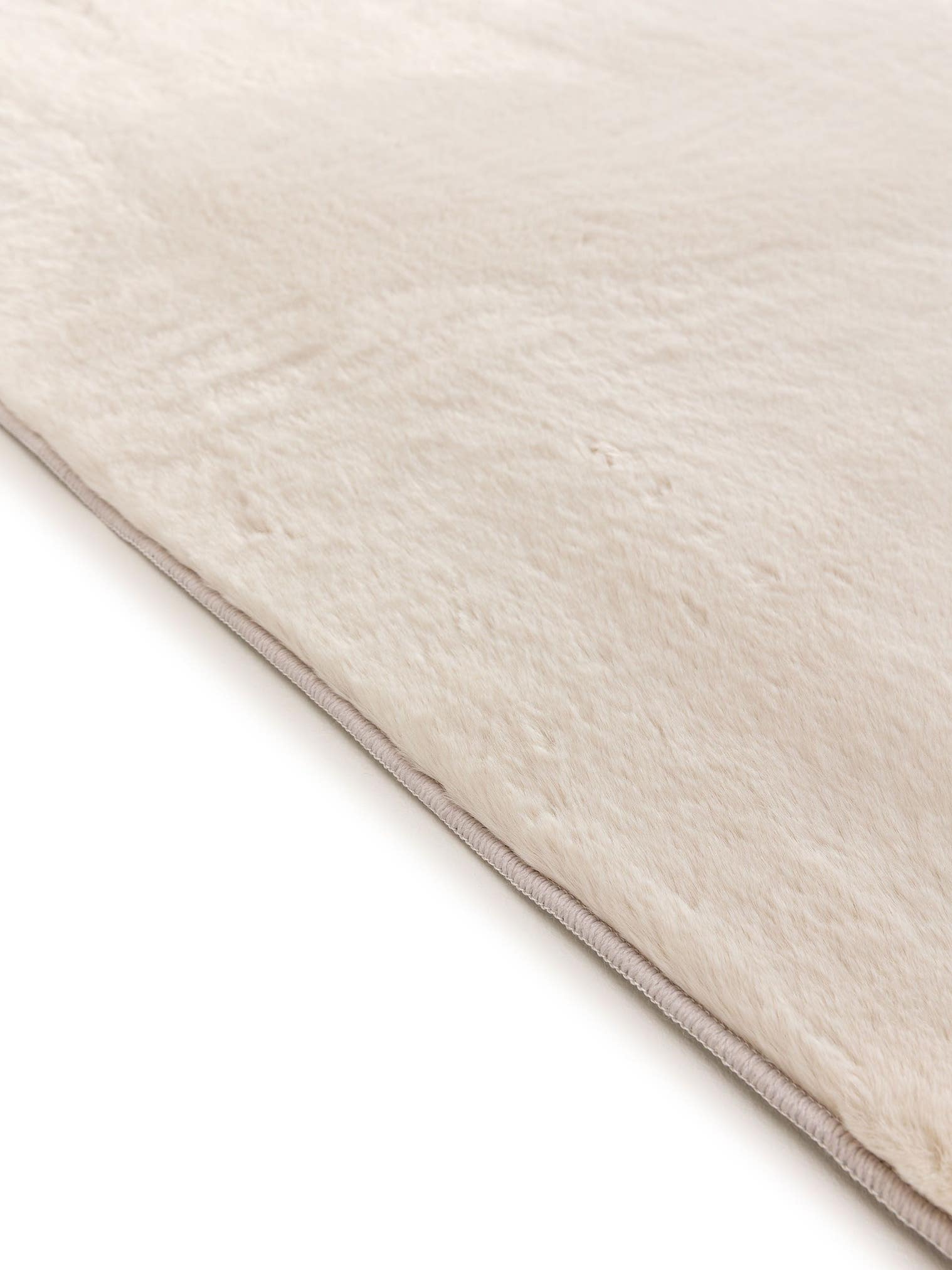 Matta av 100% Polyester i Beige med 11 - 20 mm hög lugg från benuta Basic
