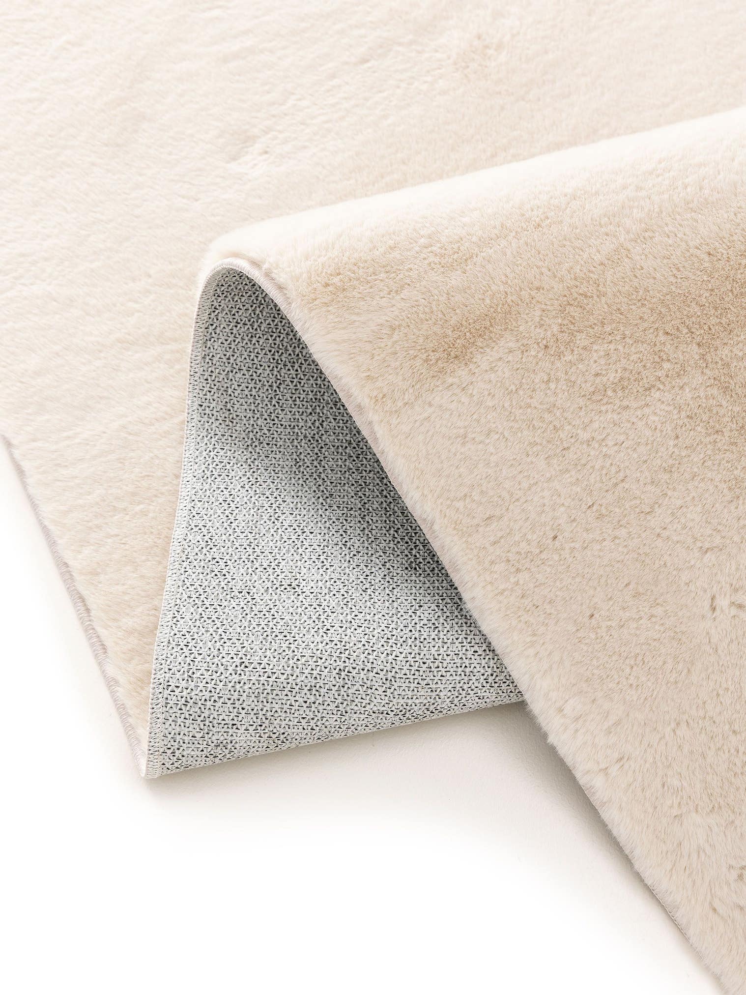 Matta av 100% Polyester i Beige med 11 - 20 mm hög lugg från benuta Basic