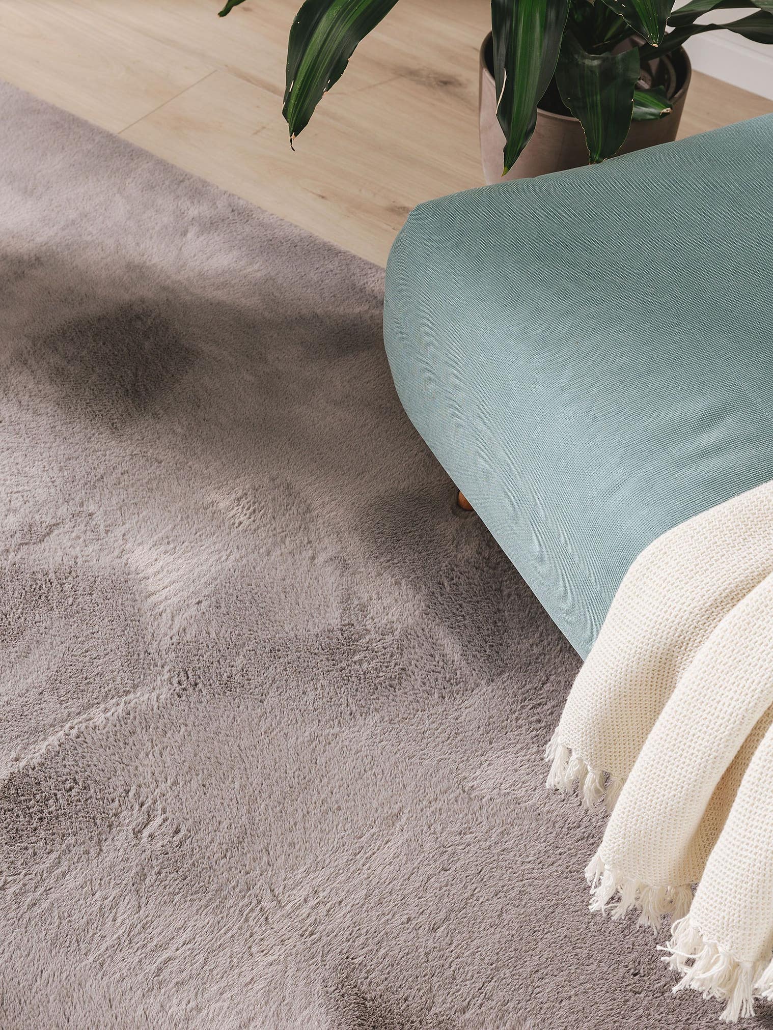 Teppich aus 100% Polyester in Grau mit 11 bis 20 mm hohem Flor von benuta Basic