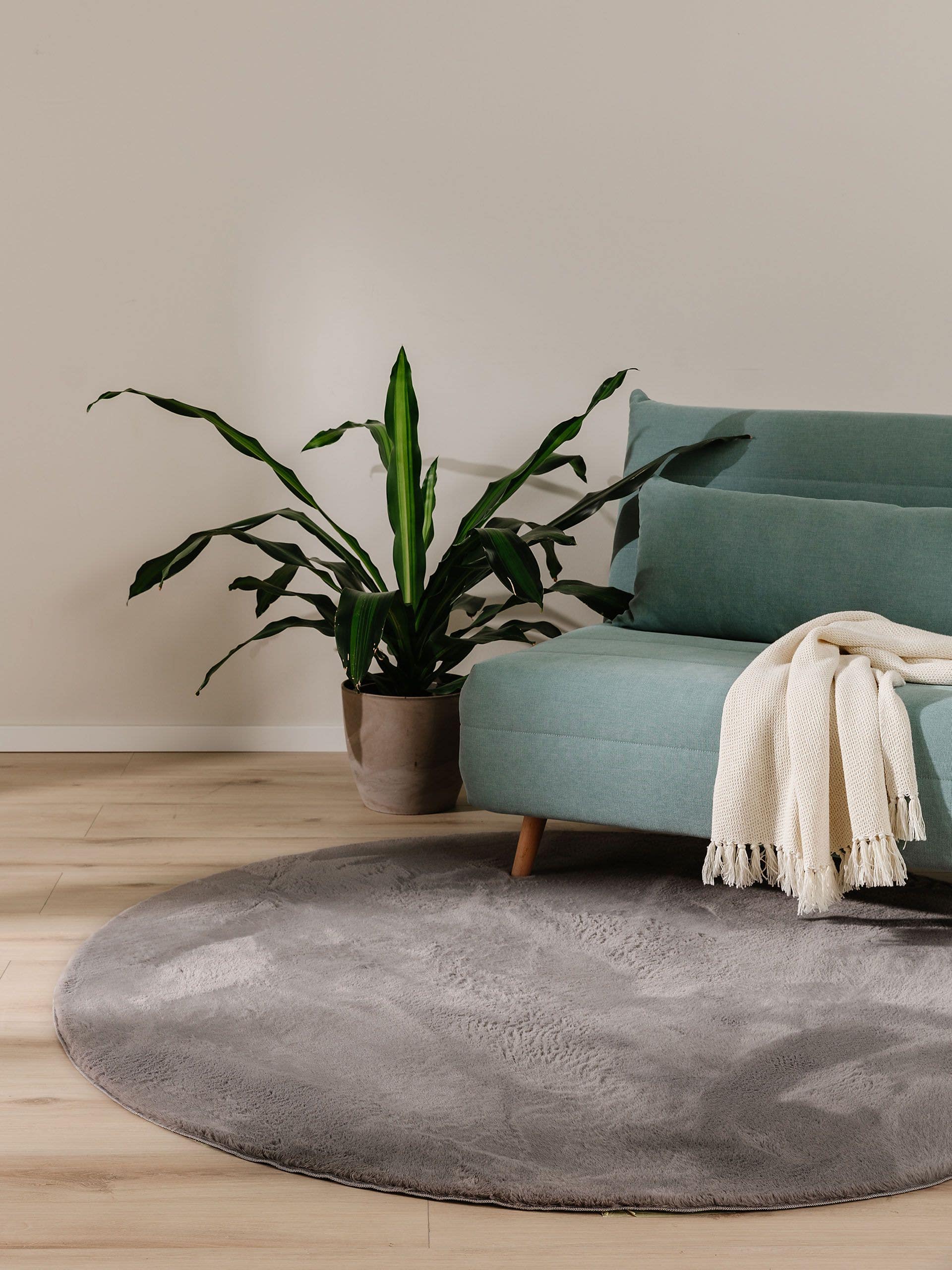 Rug made of 100% Polyester in Grey with a 11 - 20 mm high pile by benuta Basic