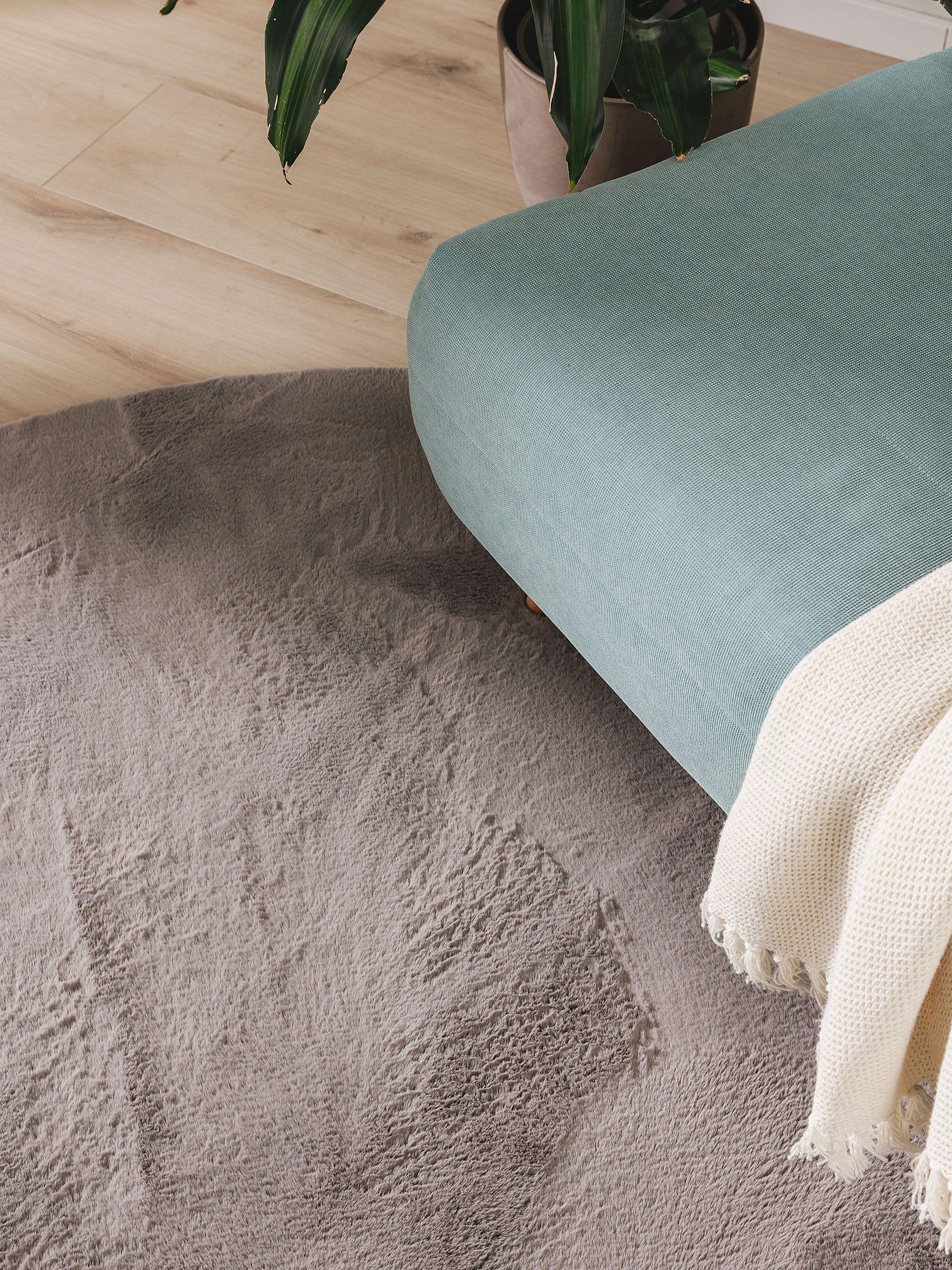 Rug made of 100% Polyester in Grey with a 11 - 20 mm high pile by benuta Basic