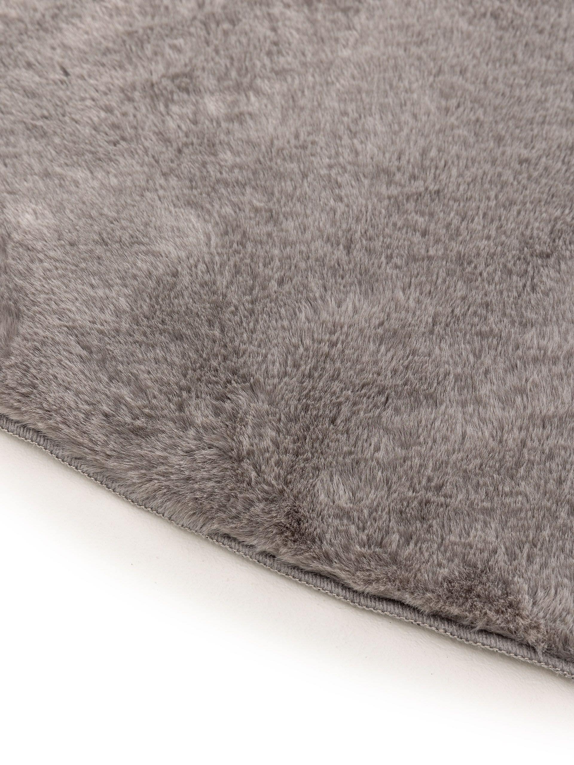 Rug made of 100% Polyester in Grey with a 11 - 20 mm high pile by benuta Basic