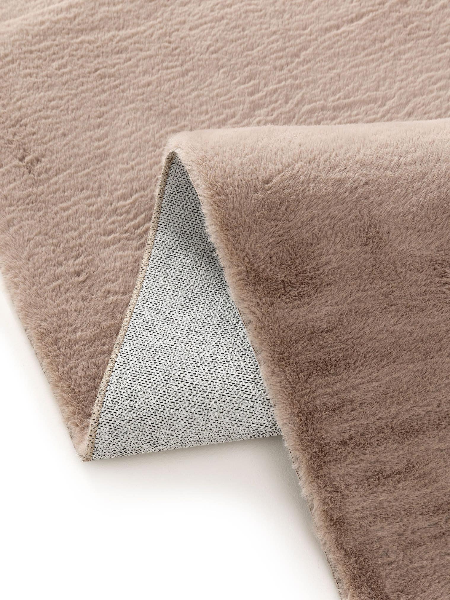 Teppich aus 100% Polyester in Taupe mit 11 bis 20 mm hohem Flor von benuta Basic