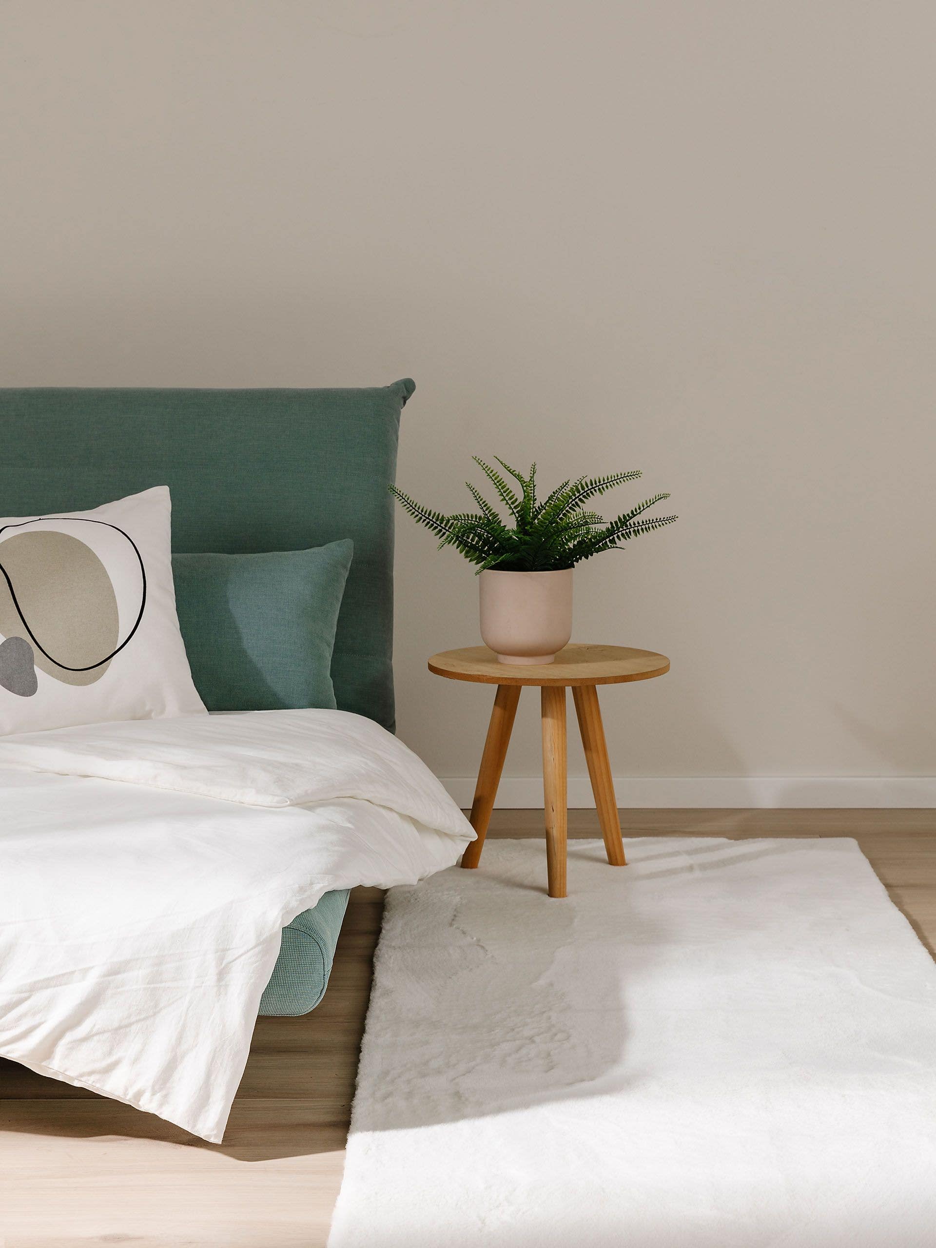 Matta av 100% Polyester i Beige med 11 - 20 mm hög lugg från benuta Basic