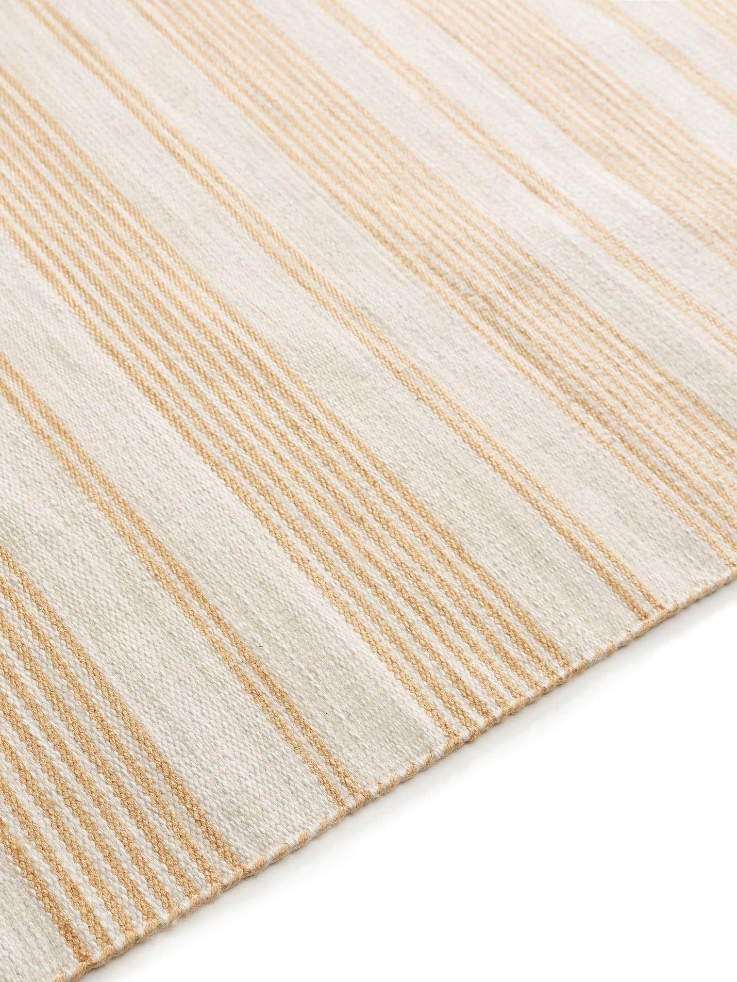 Tæppe af 100% Polyester i Gul med 1- 5 mm høj luv fra benuta Nest