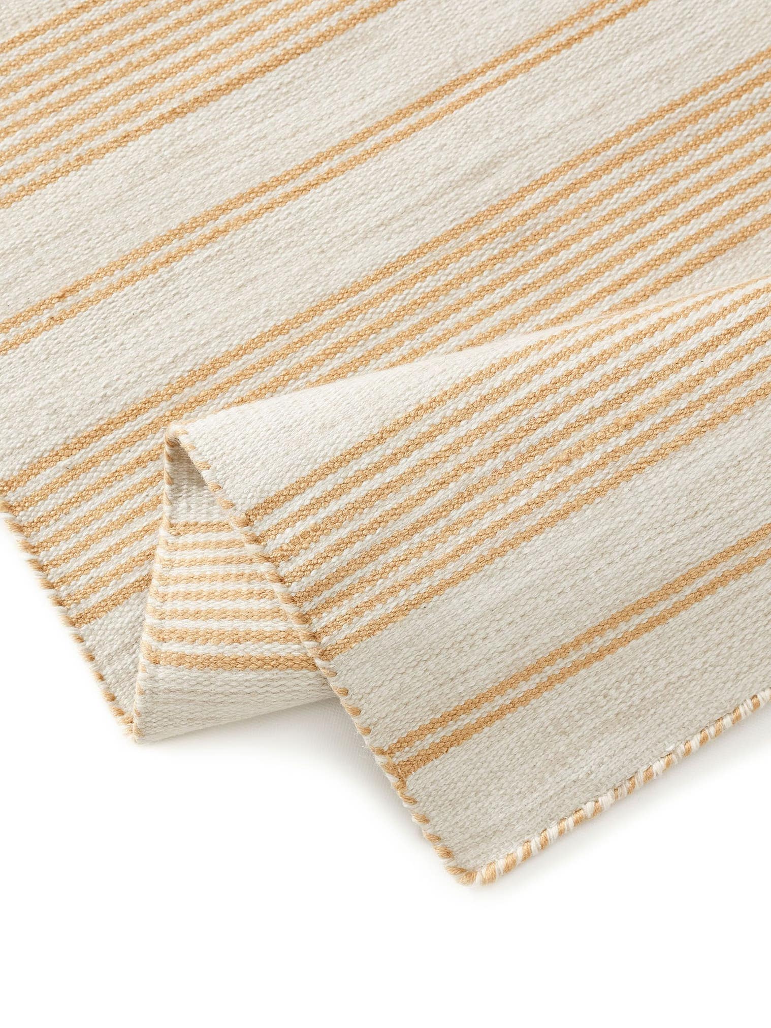 Tæppe af 100% Polyester i Gul med 1- 5 mm høj luv fra benuta Nest