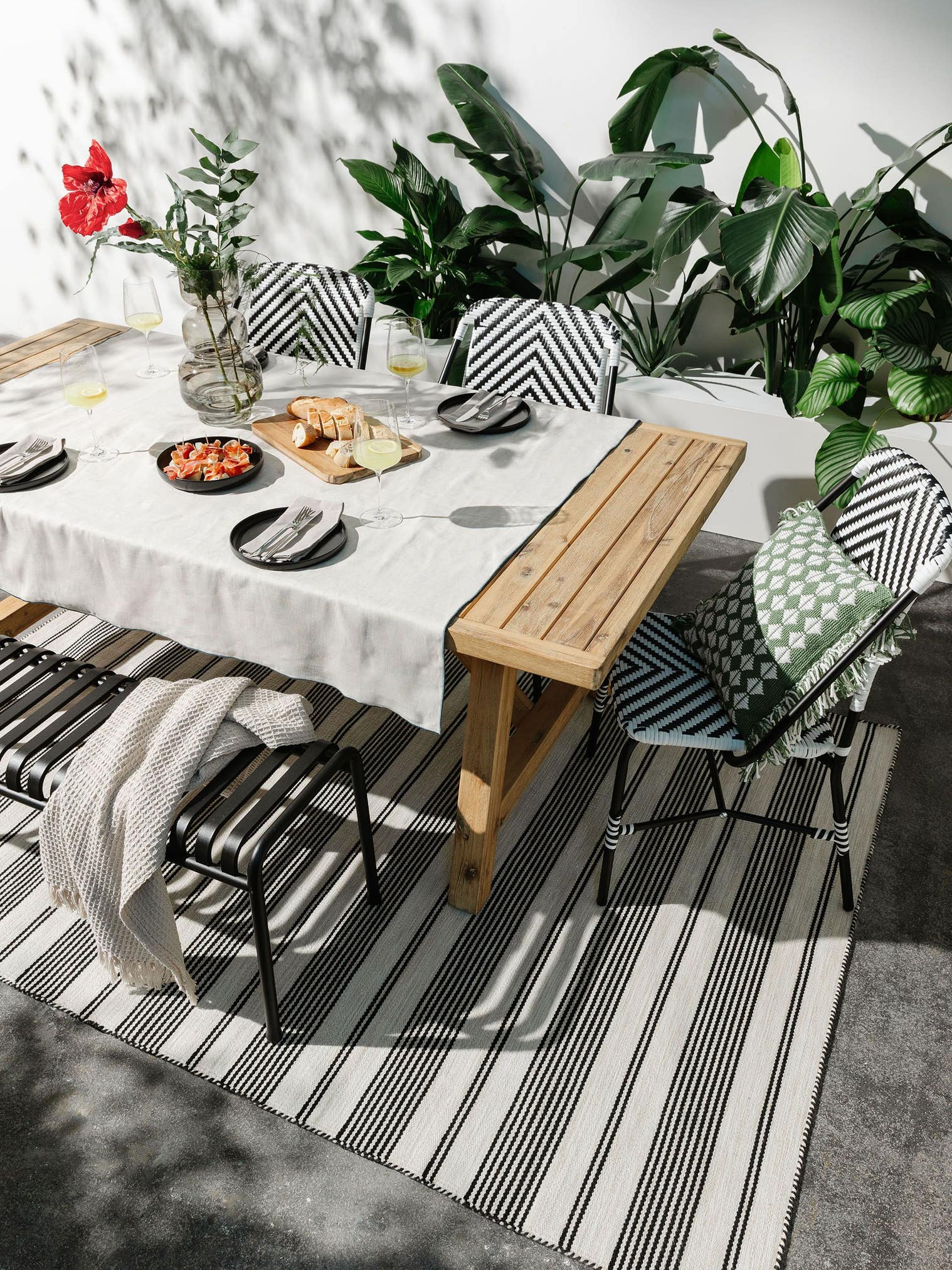 Teppe av 100 % polyester (resirkulert PET) i Svart med opptil 5 mm høy lugg fra benuta Nest