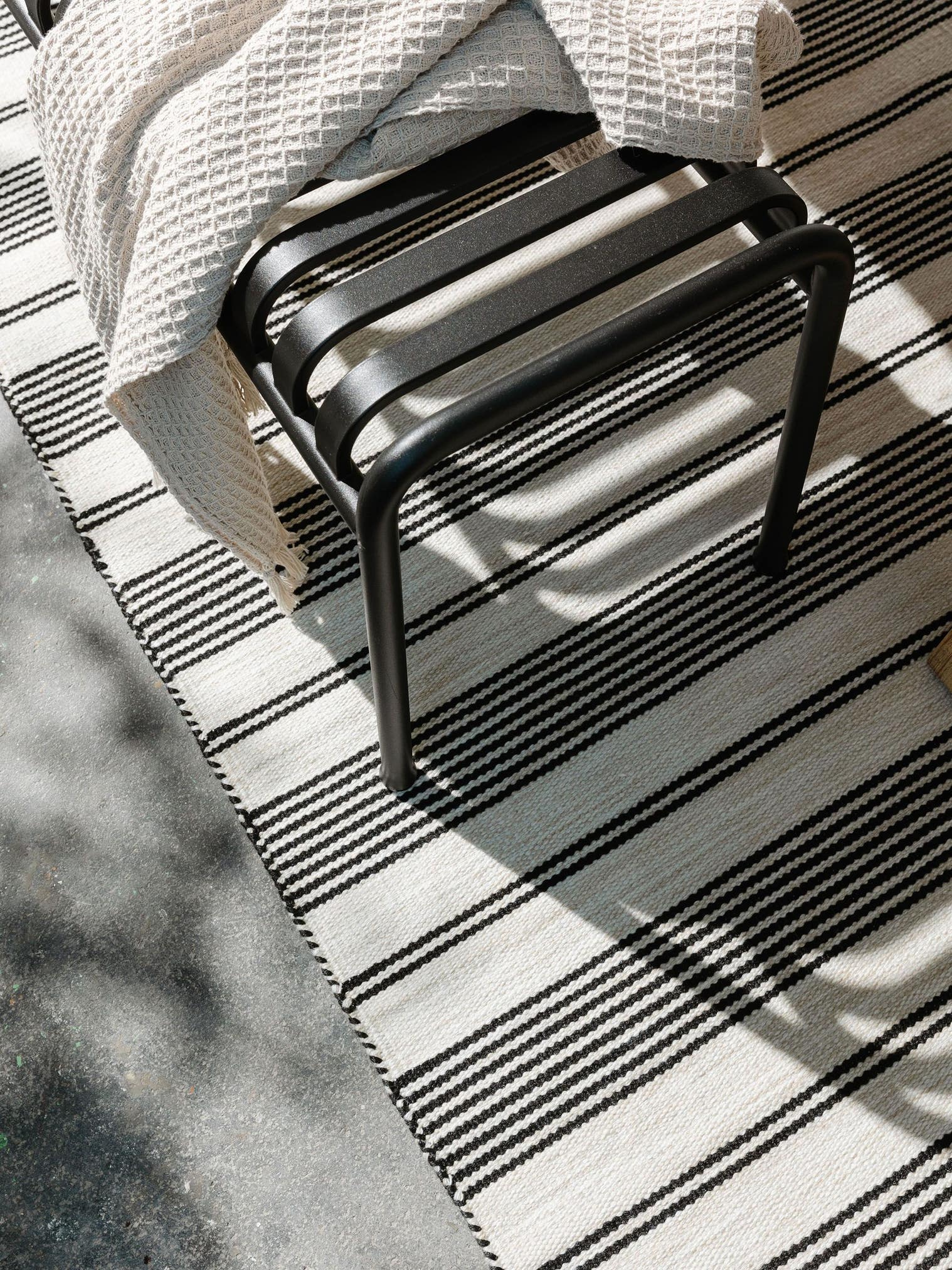 Teppe av 100 % polyester (resirkulert PET) i Svart med opptil 5 mm høy lugg fra benuta Nest