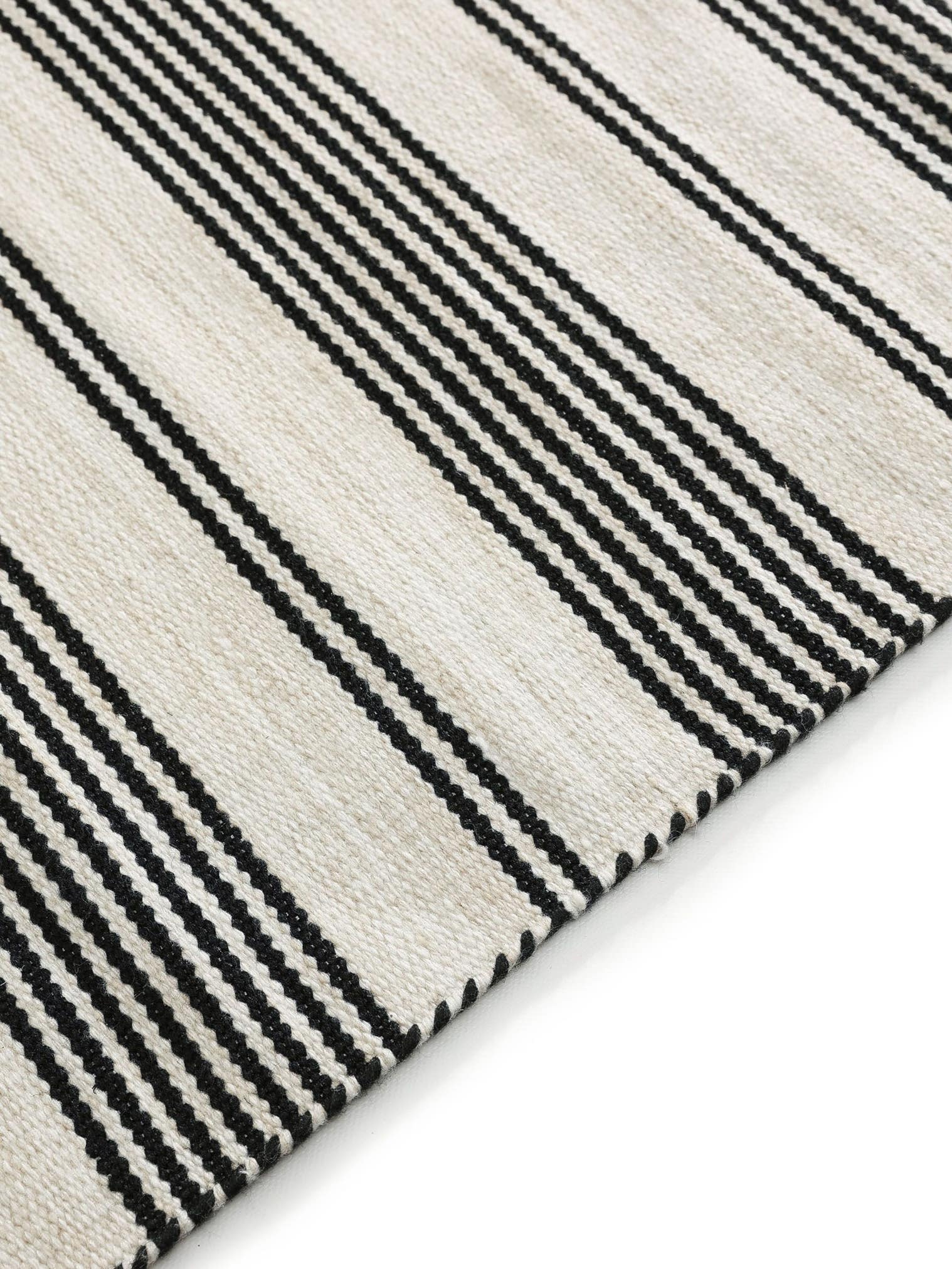 Teppe av 100 % polyester (resirkulert PET) i Svart med opptil 5 mm høy lugg fra benuta Nest