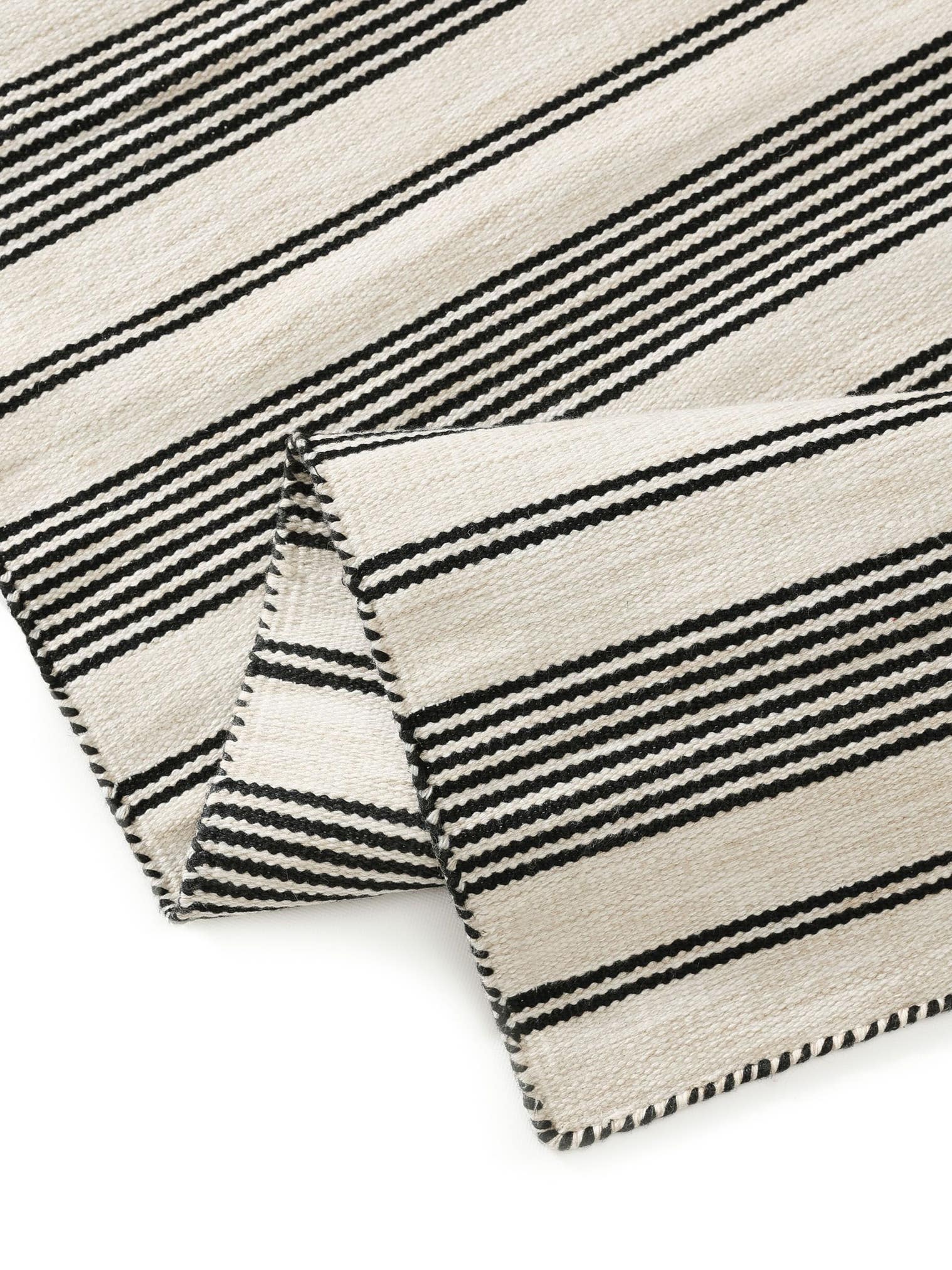Teppe av 100 % polyester (resirkulert PET) i Svart med opptil 5 mm høy lugg fra benuta Nest