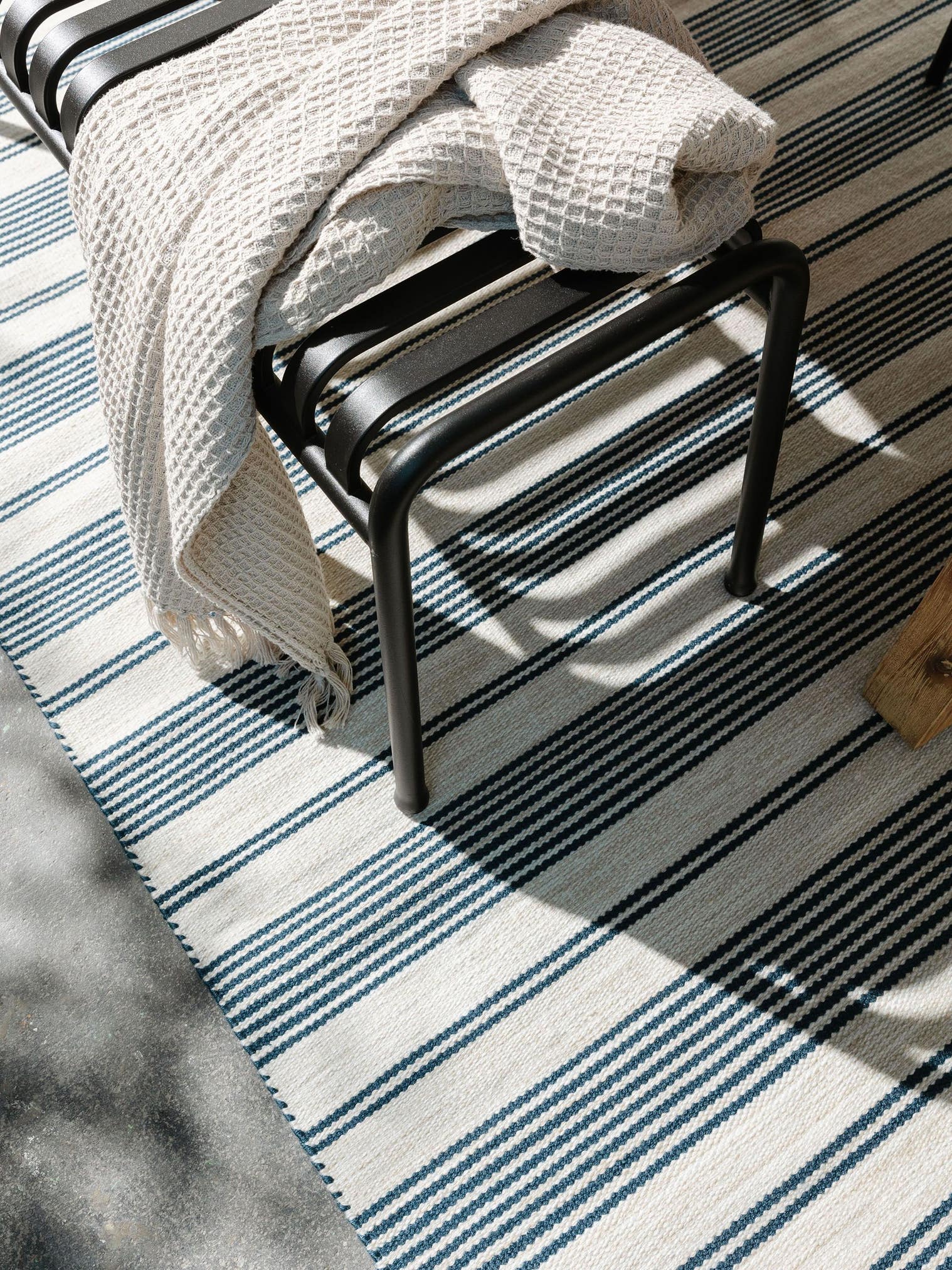 Teppe av 100% Polyester (30% Resirkulert) i Blå med opptil 5 mm høy lugg fra benuta Nest