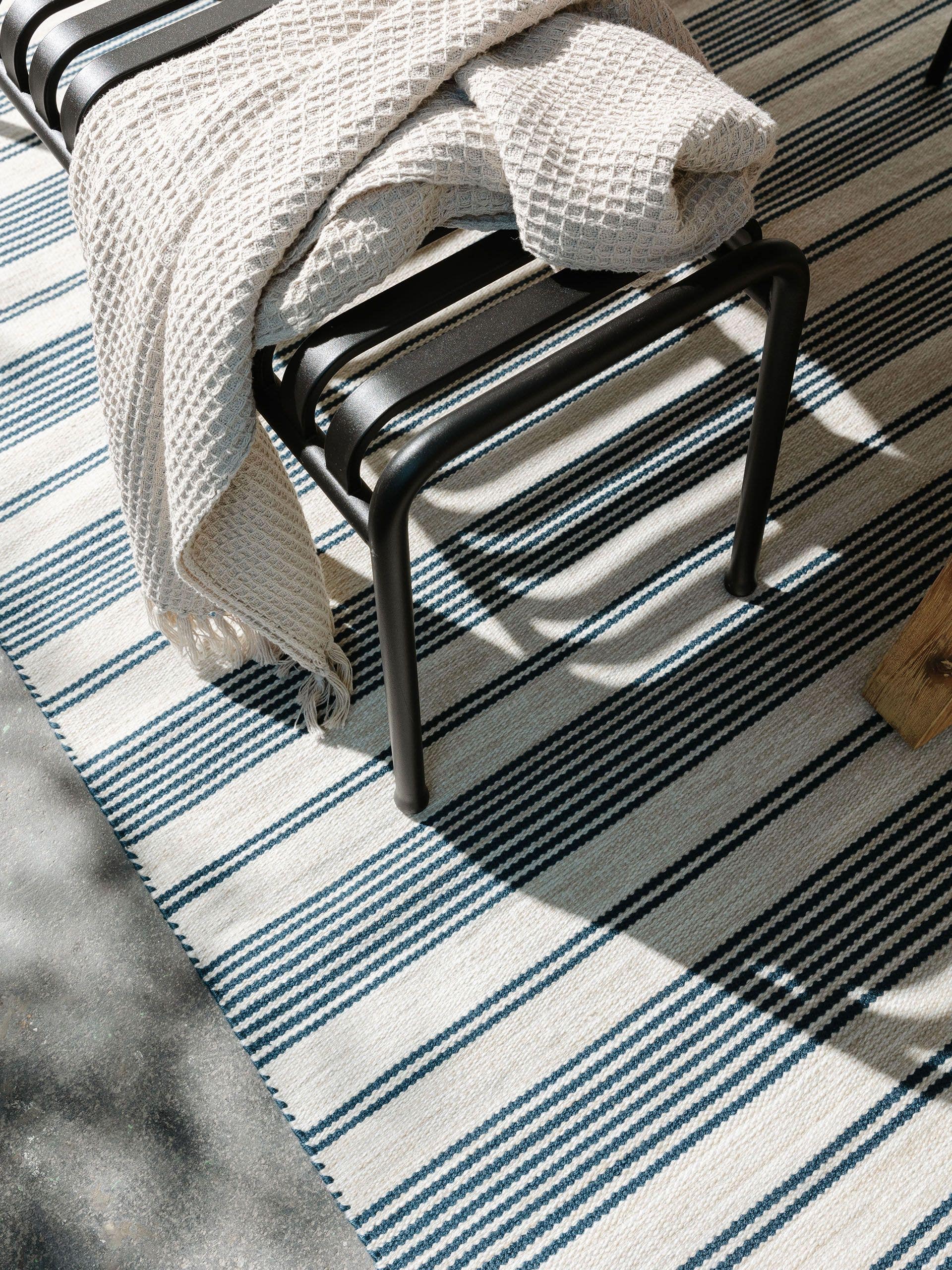 Matta av 100% Polyester (30% återvunnen) i Blå med 1- 5 mm hög lugg från benuta Nest