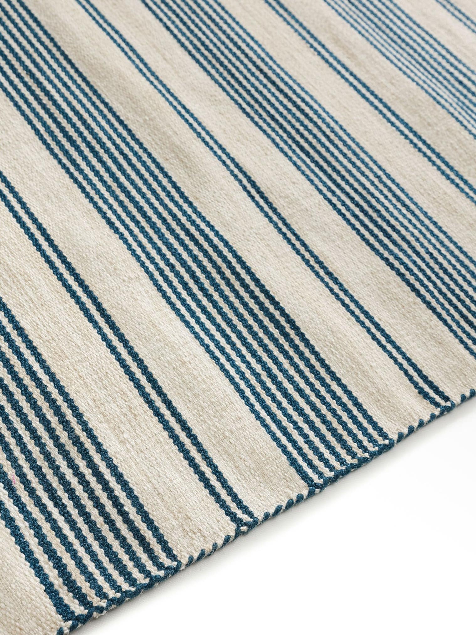 Teppe av 100% Polyester (30% Resirkulert) i Blå med opptil 5 mm høy lugg fra benuta Nest