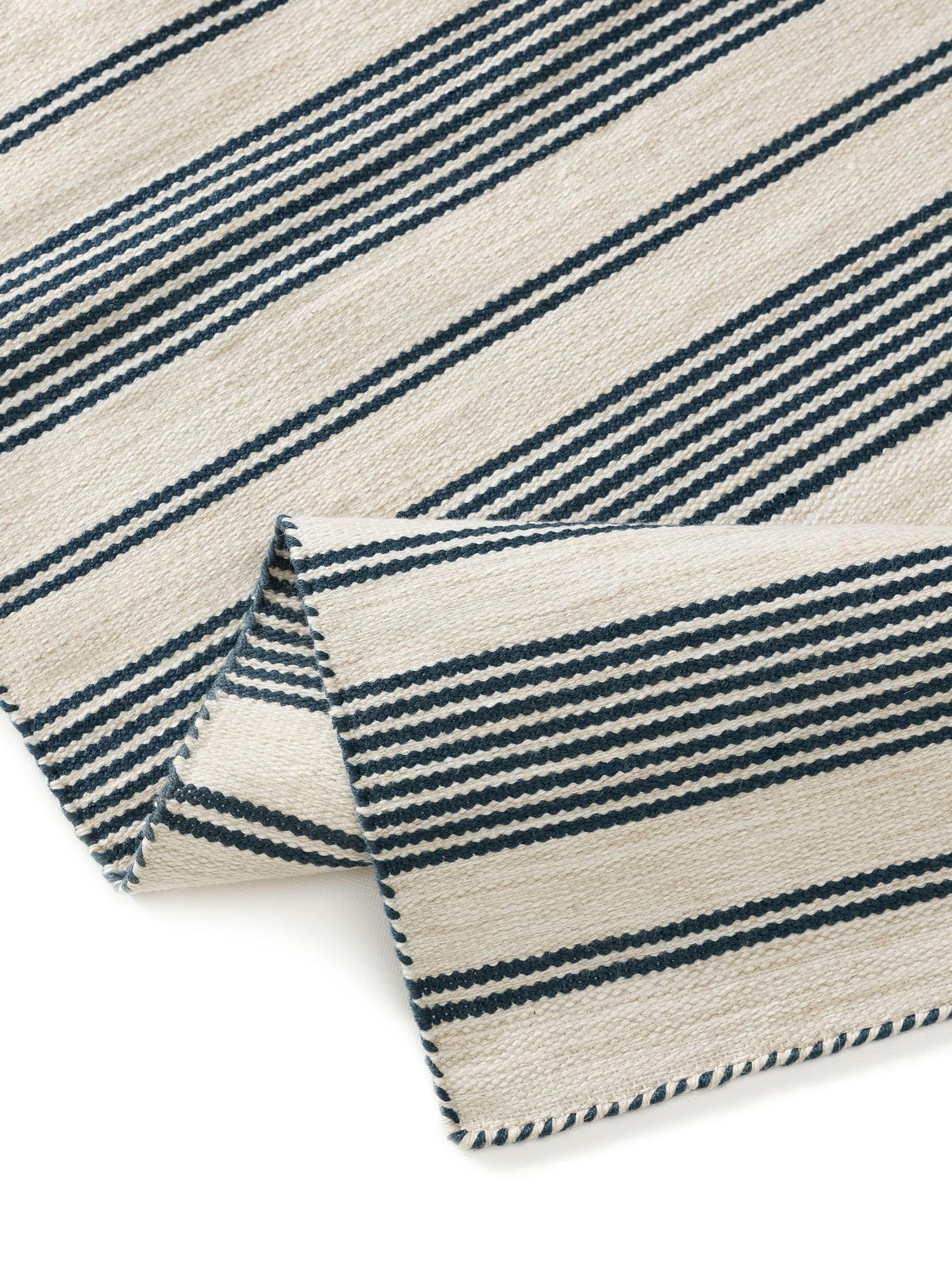 Teppe av 100% Polyester (30% Resirkulert) i Blå med opptil 5 mm høy lugg fra benuta Nest