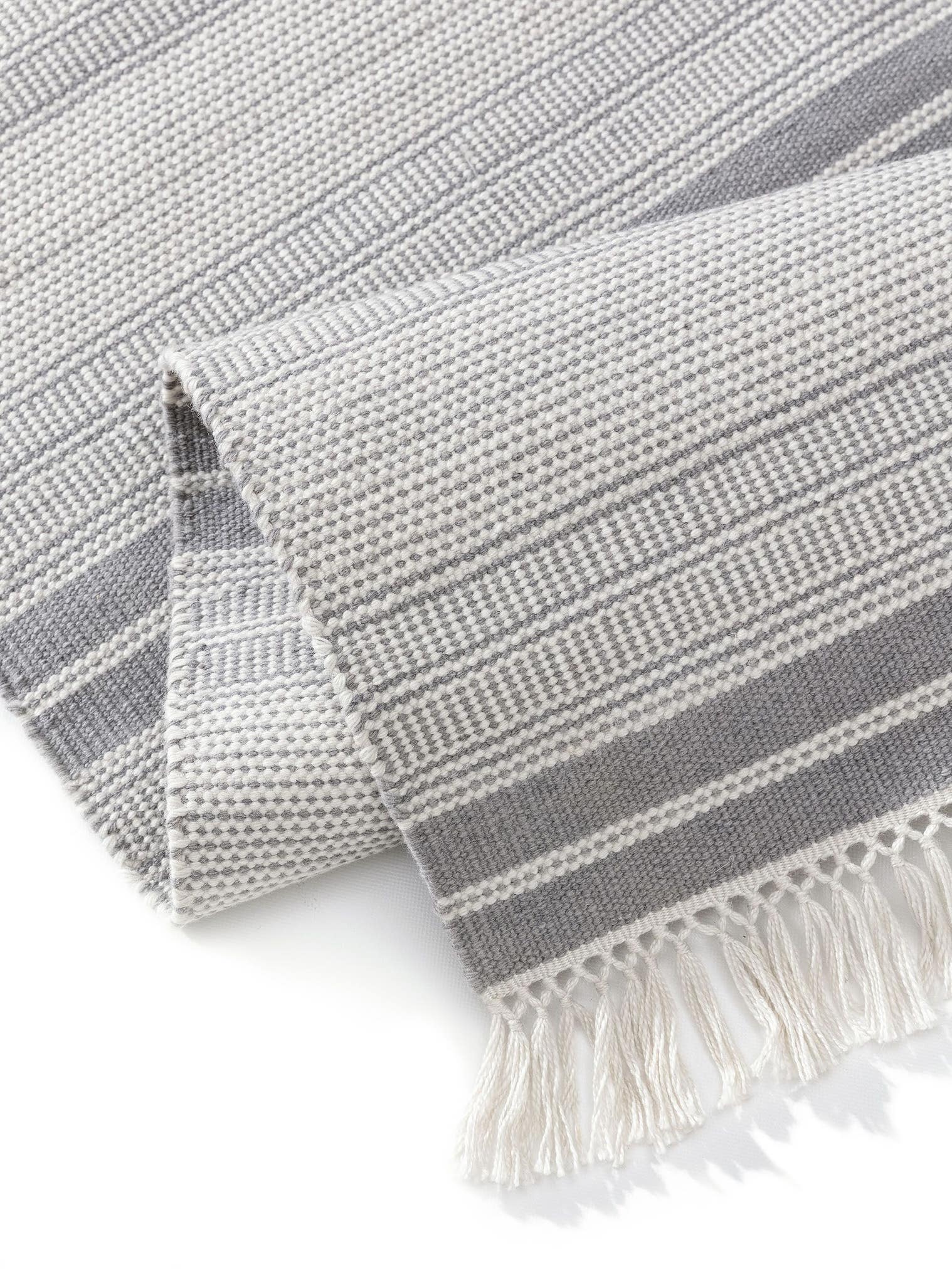 Tæppe af 100% Polyester i Grå med 1- 5 mm høj luv fra benuta Nest