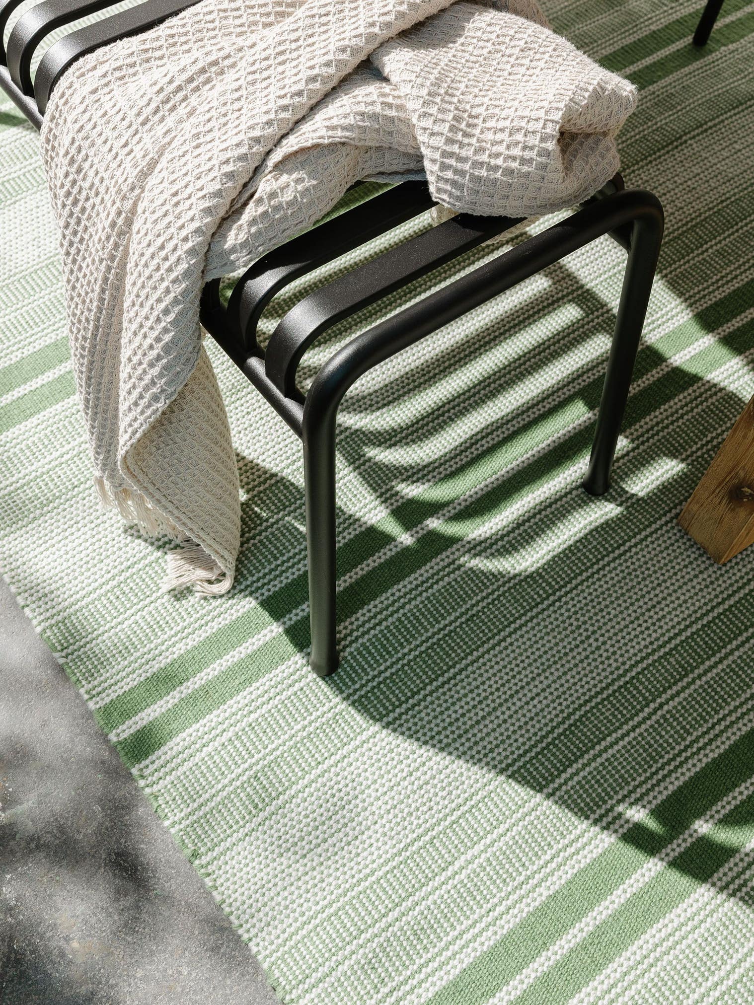 Koberec z 100% polyester (recyklovaný PET) v Zelená s vlasem výšky do 5 mm od benuta Nest