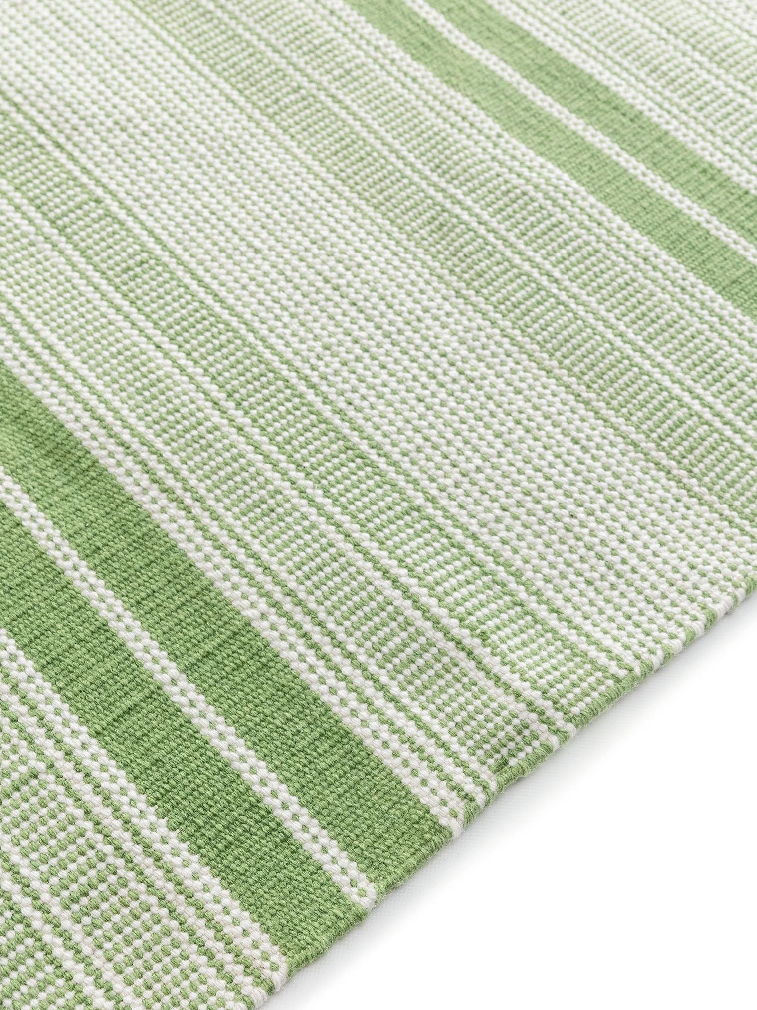 Koberec z 100% polyester (recyklovaný PET) v Zelená s vlasem výšky do 5 mm od benuta Nest