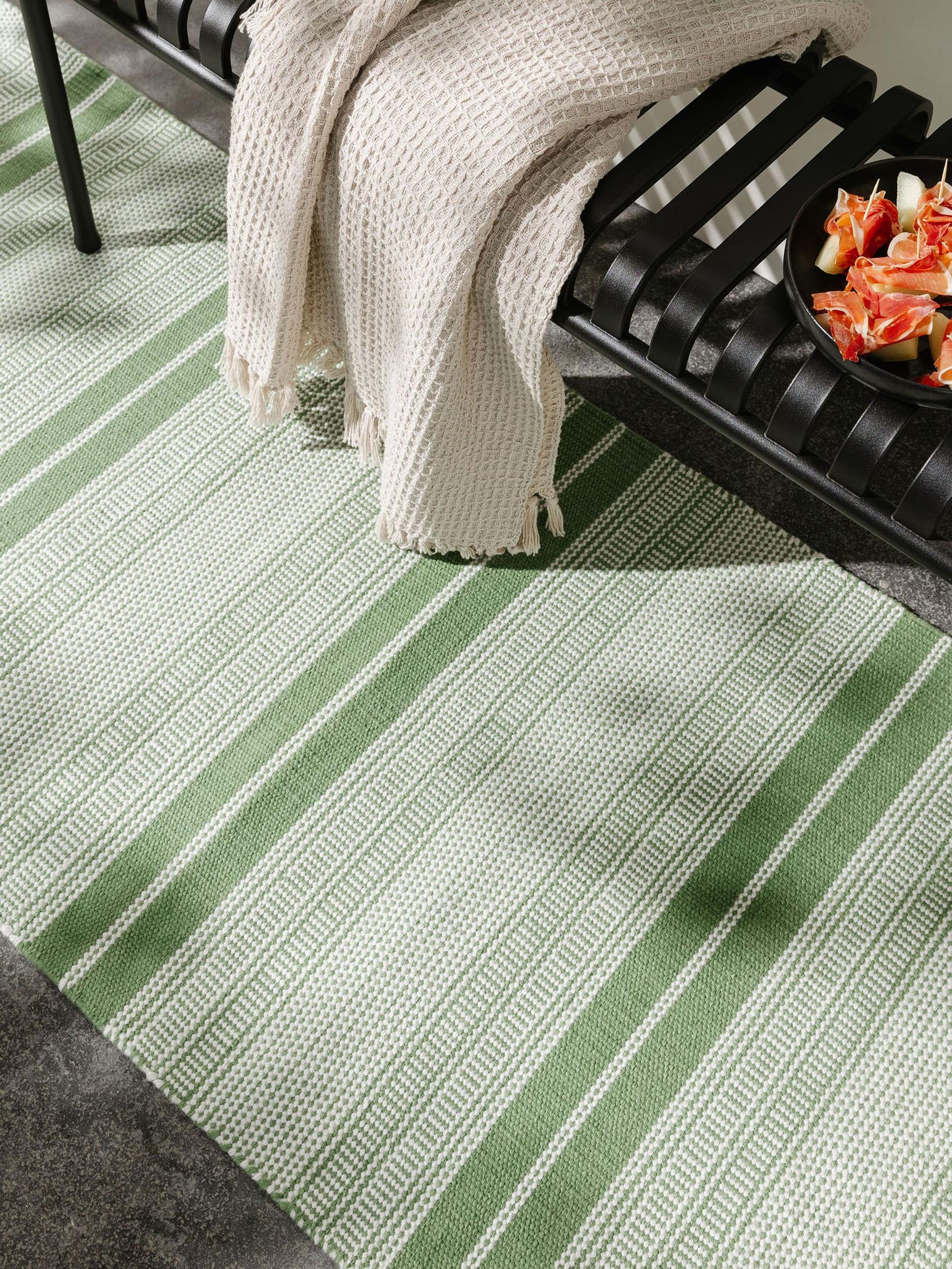 Tæppe af 100% Polyester i Grøn med 1- 5 mm høj luv fra benuta Nest
