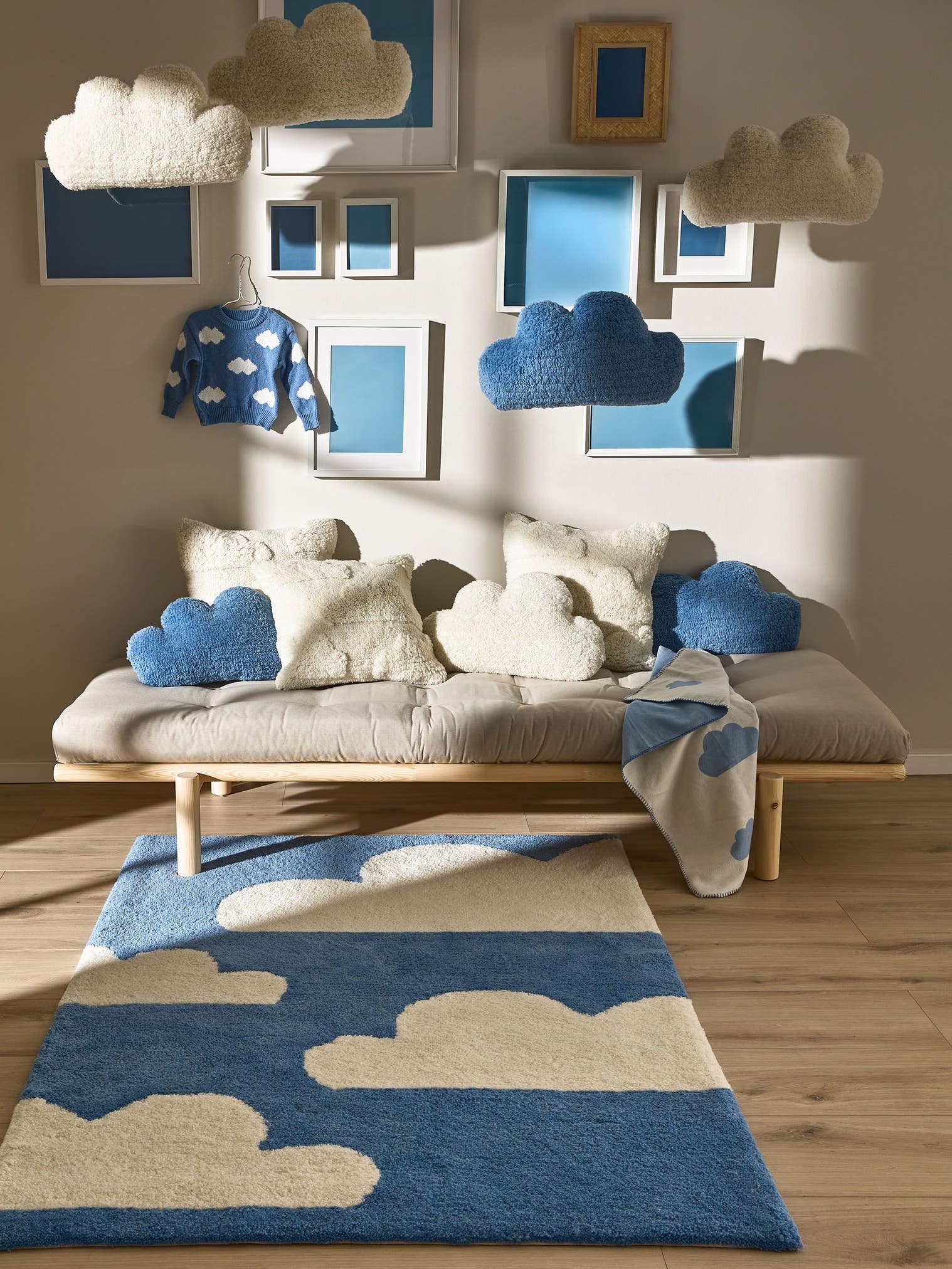 Teppich aus 100% Wolle (aus Neuseeland) in Blau mit 6 bis 10 mm hohem Flor von Lytte