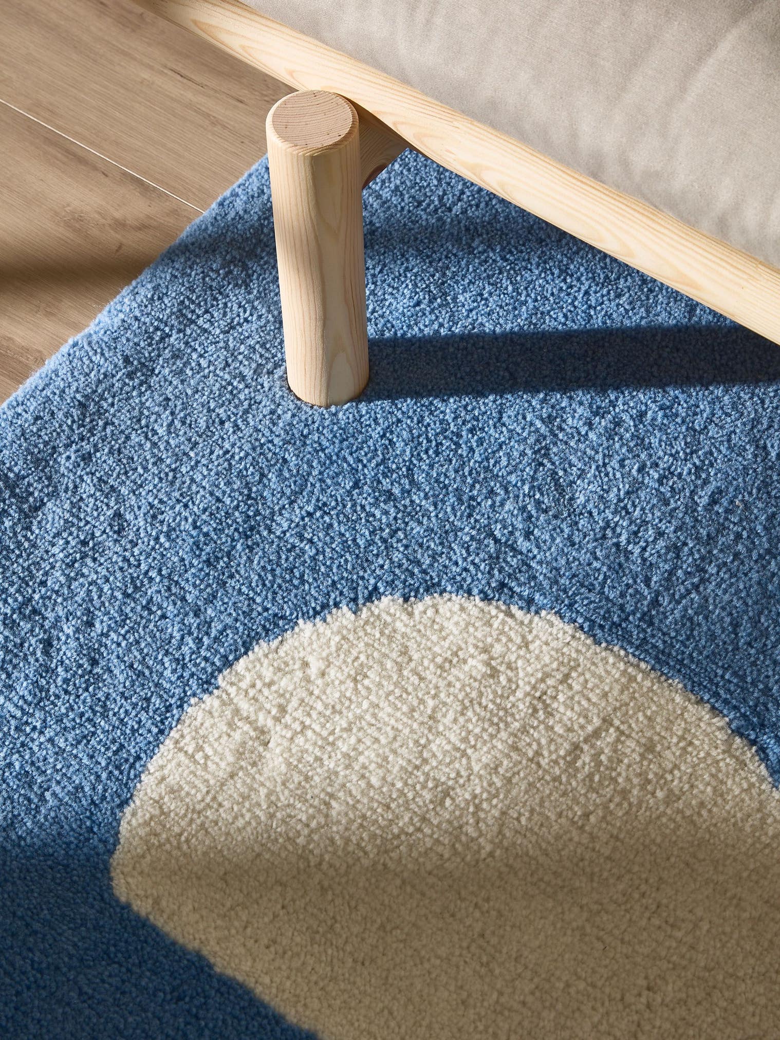 Teppich aus 100% Wolle (aus Neuseeland) in Blau mit 6 bis 10 mm hohem Flor von Lytte