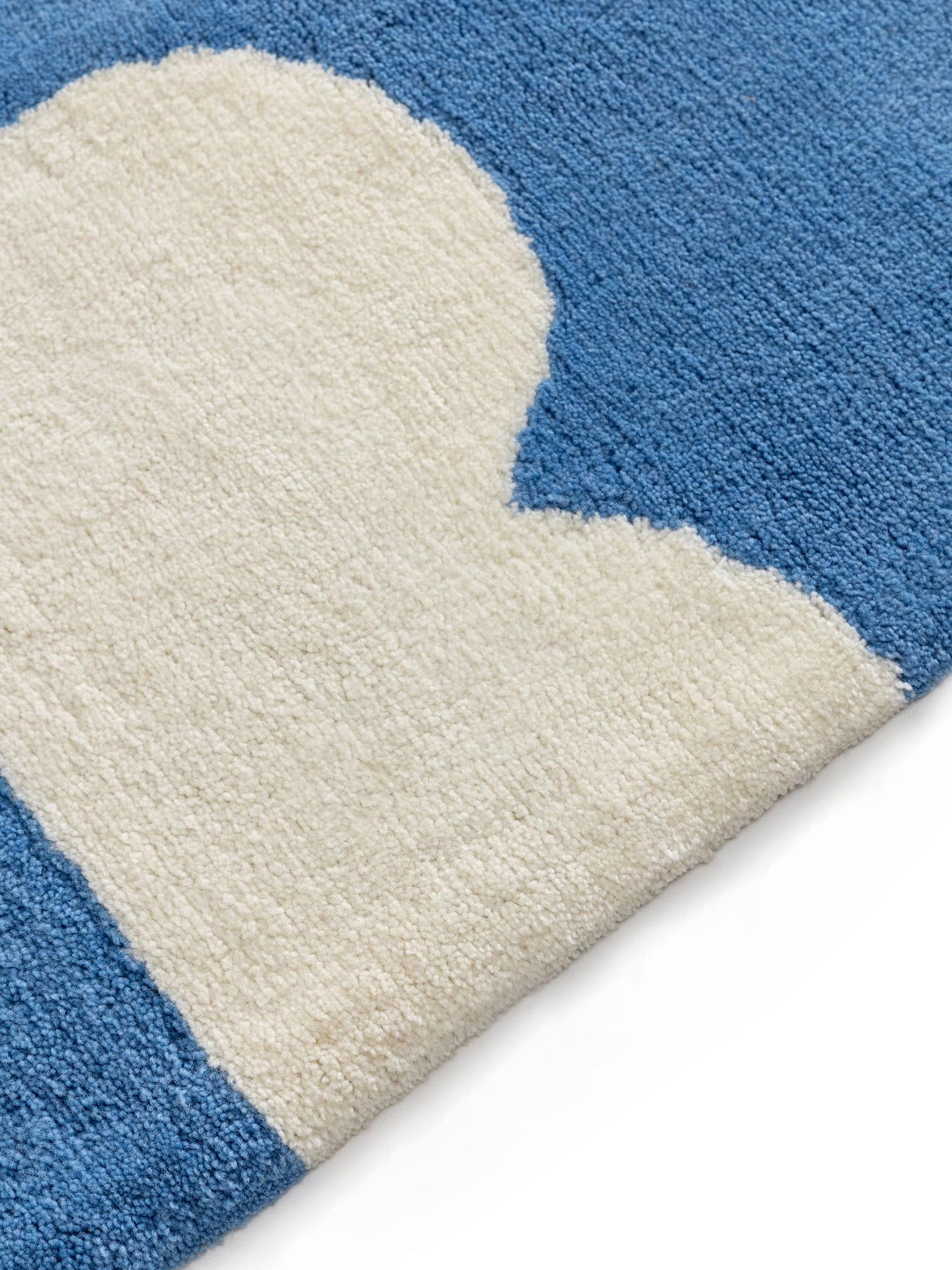 Teppich aus 100% Wolle (aus Neuseeland) in Blau mit 6 bis 10 mm hohem Flor von Lytte