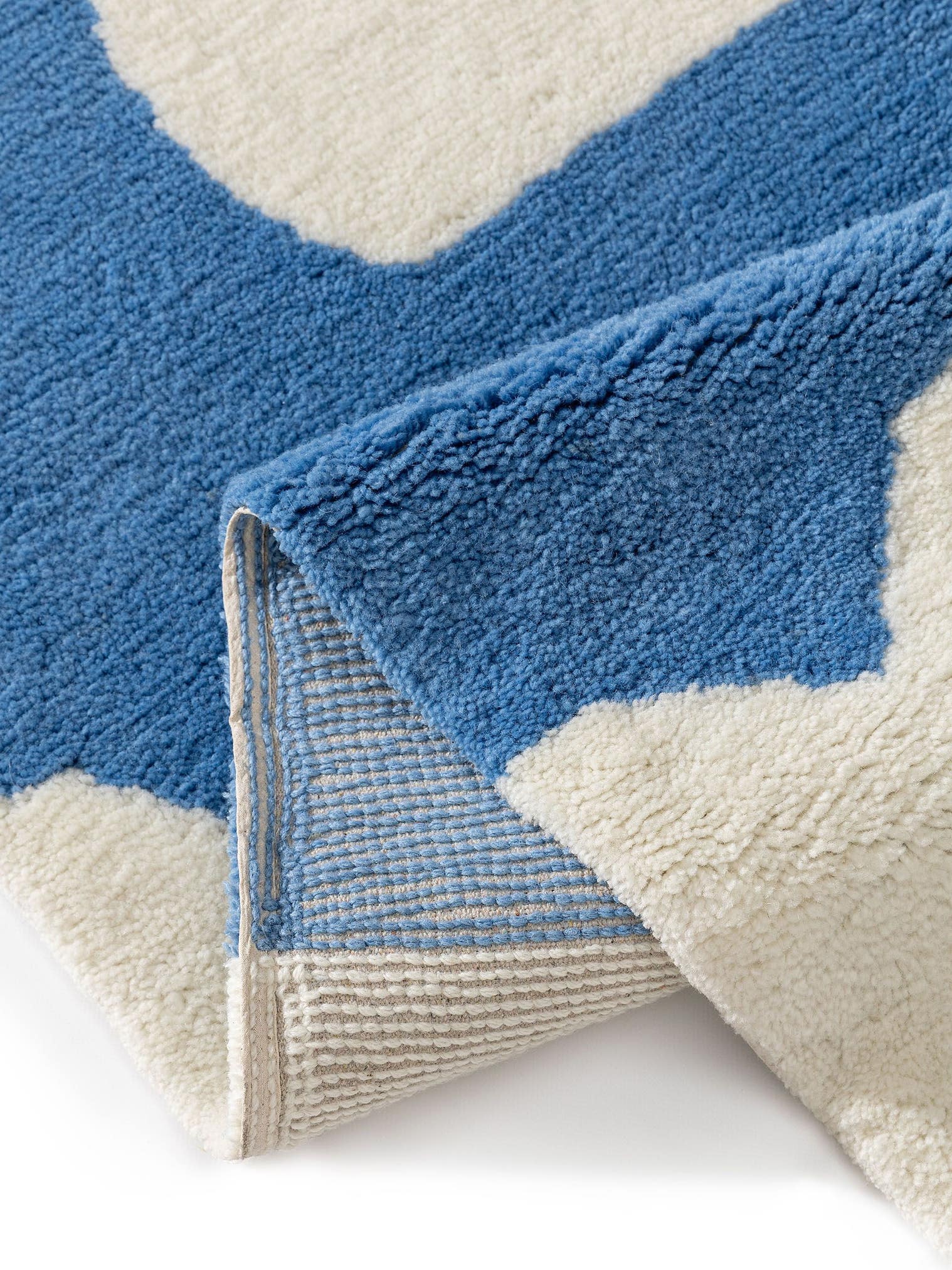 Teppich aus 100% Wolle (aus Neuseeland) in Blau mit 6 bis 10 mm hohem Flor von Lytte