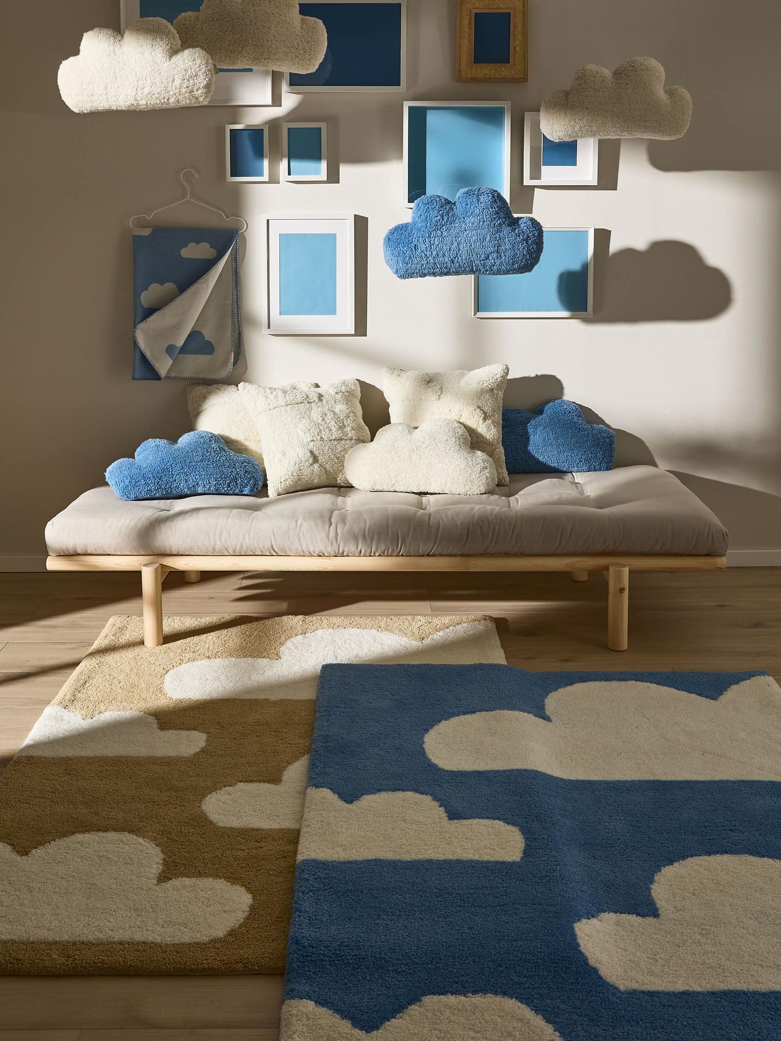 Teppich aus 100% Wolle (aus Neuseeland) in Blau mit 6 bis 10 mm hohem Flor von Lytte