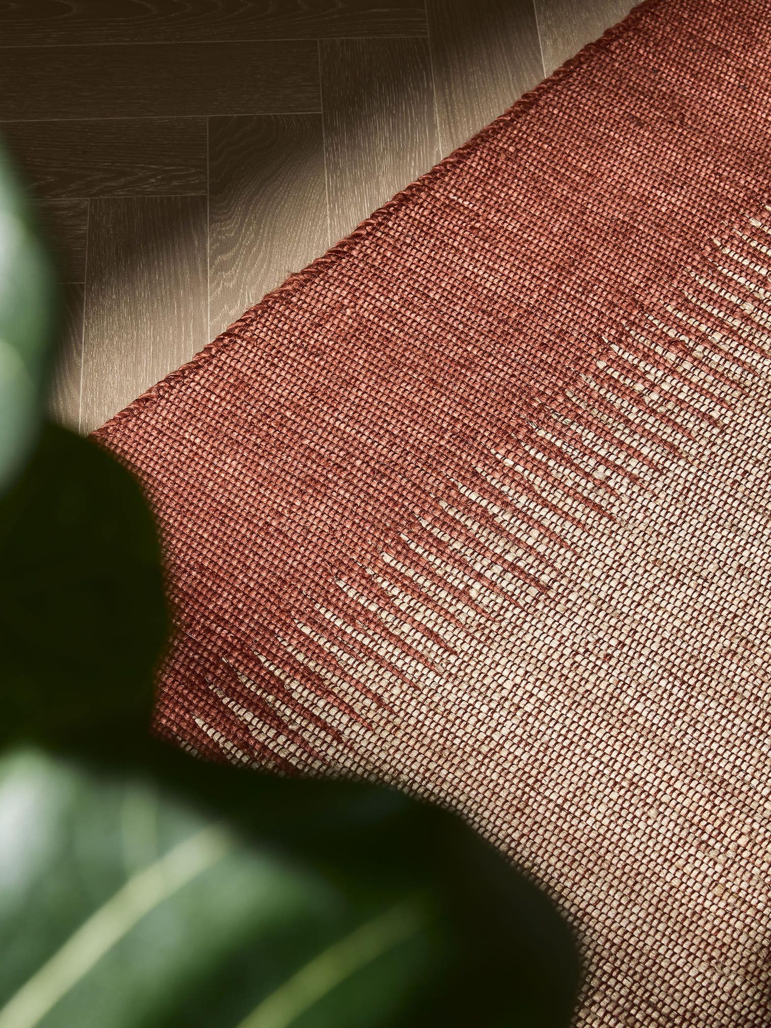 Teppich aus 79% Jute, 21% Baumwolle in Braun mit bis 5 mm hohem Flor von benuta Pure