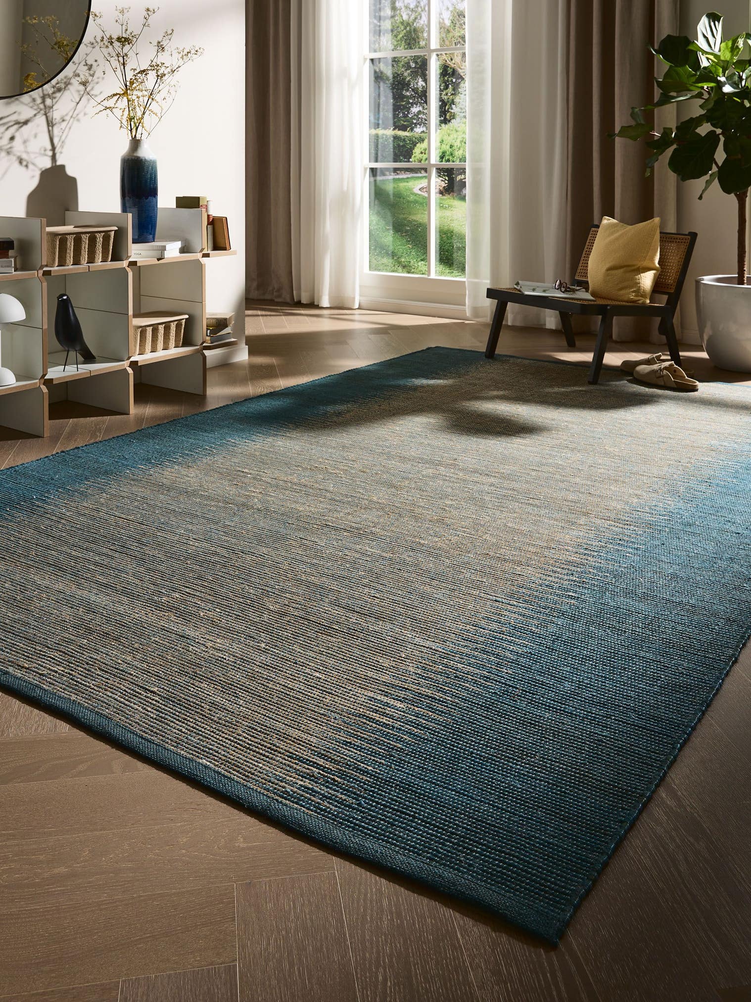 Teppich aus 79% Jute, 21% Baumwolle in Blau mit bis 5 mm hohem Flor von benuta Pure