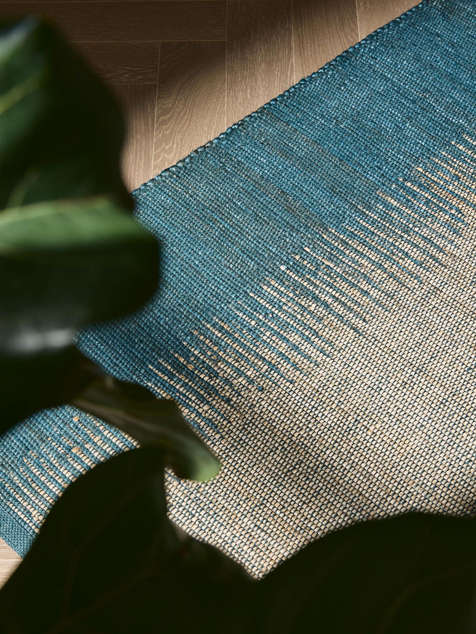 Teppich aus 79% Jute, 21% Baumwolle in Blau mit bis 5 mm hohem Flor von benuta Pure