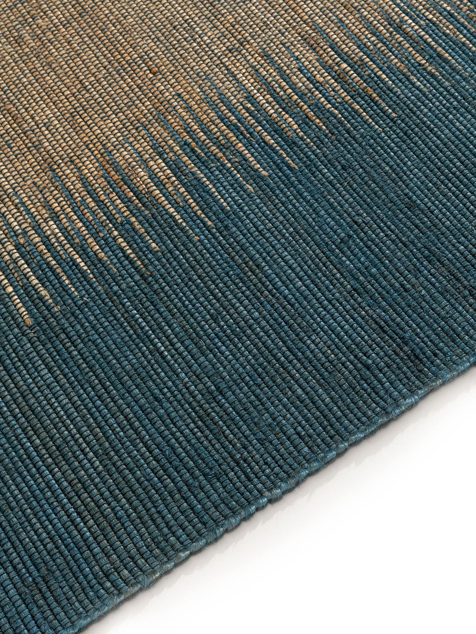 Teppich aus 79% Jute, 21% Baumwolle in Blau mit bis 5 mm hohem Flor von benuta Pure