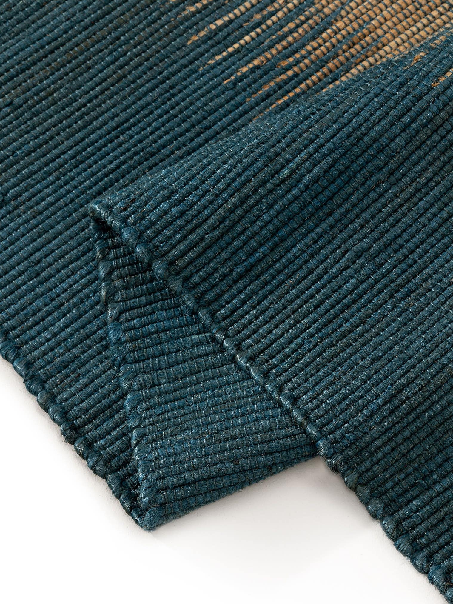 Teppich aus 79% Jute, 21% Baumwolle in Blau mit bis 5 mm hohem Flor von benuta Pure