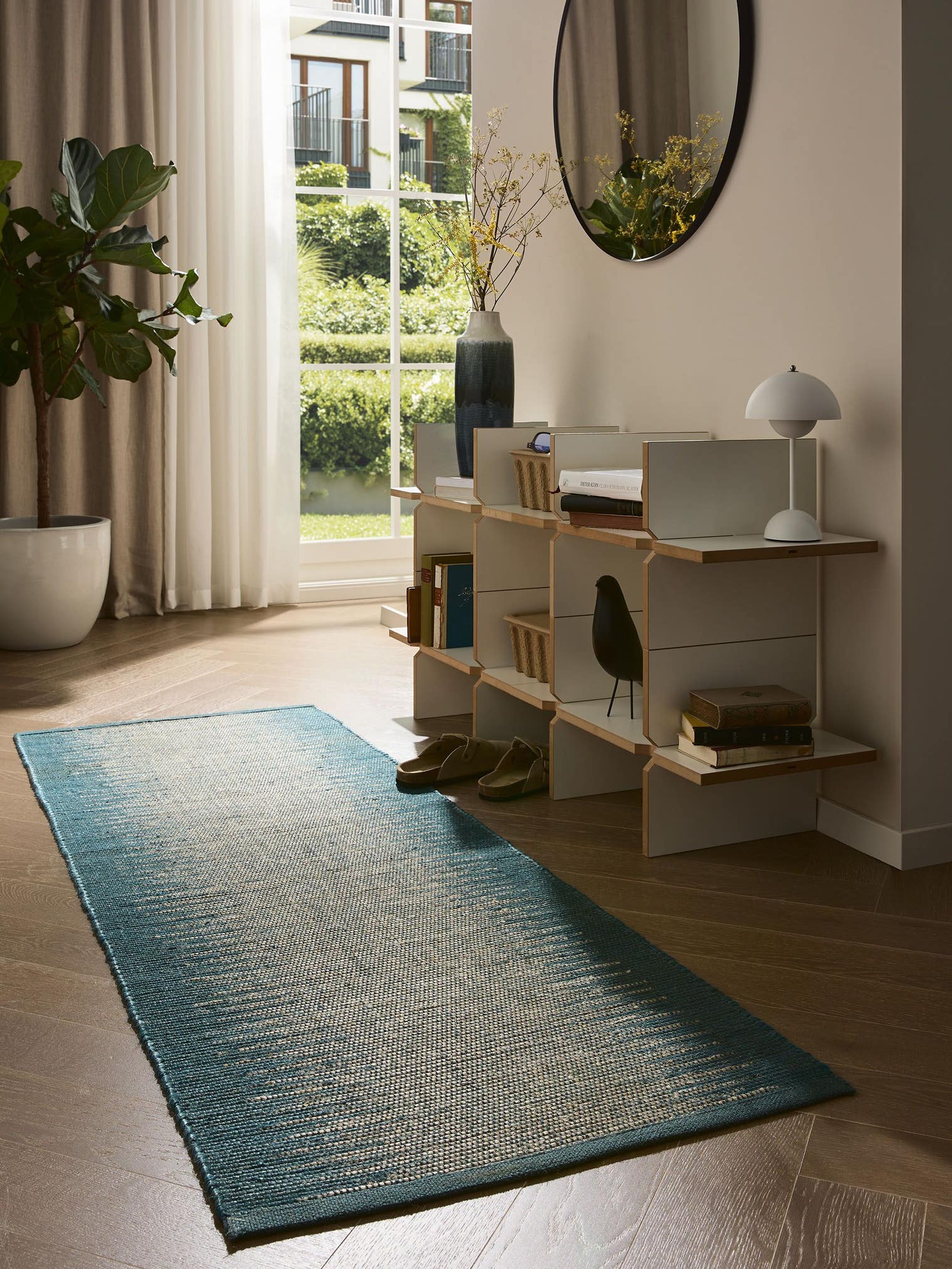 Teppich aus 79% Jute, 21% Baumwolle in Blau mit bis 5 mm hohem Flor von benuta Pure