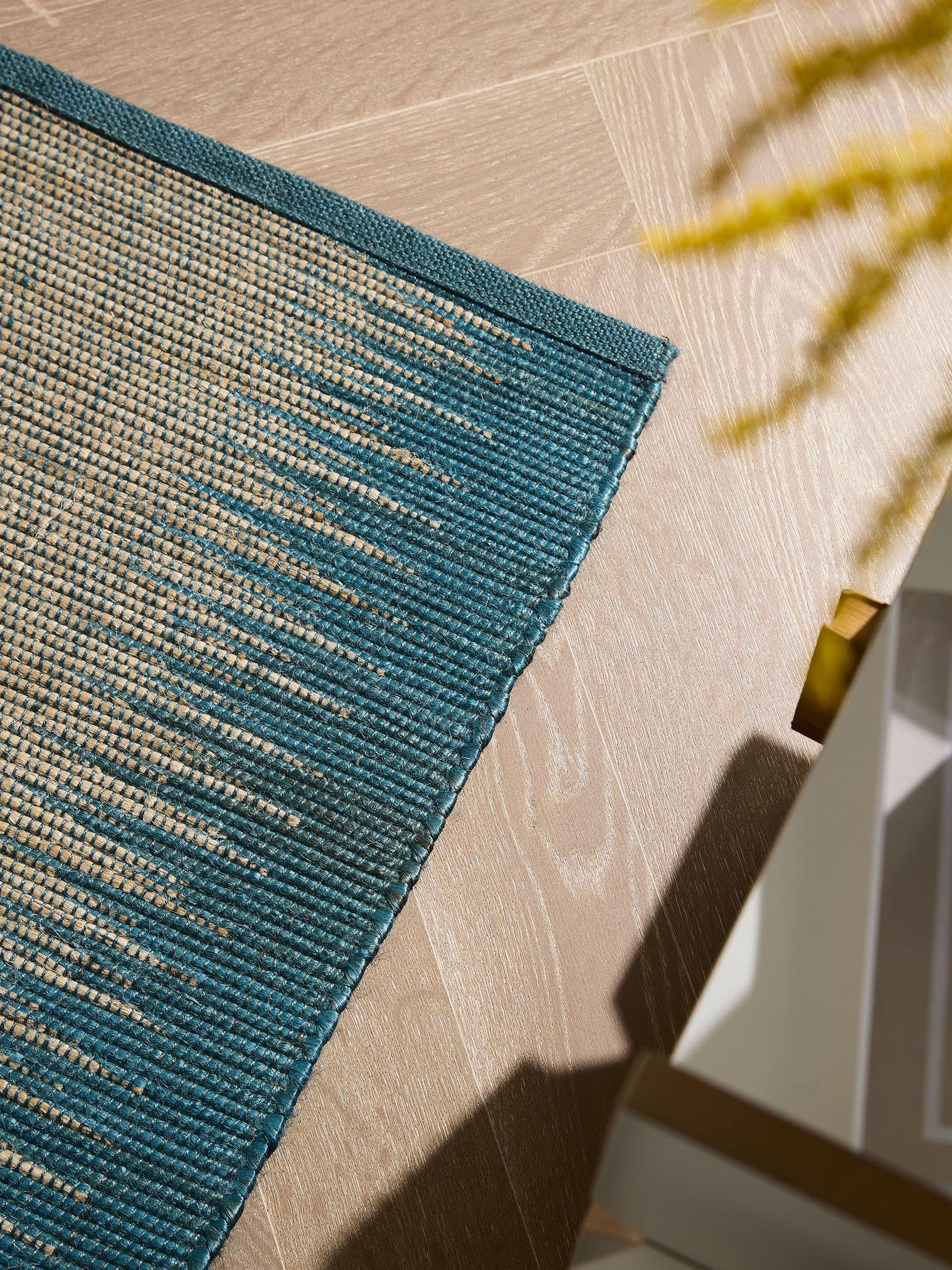 Teppich aus 79% Jute, 21% Baumwolle in Blau mit bis 5 mm hohem Flor von benuta Pure