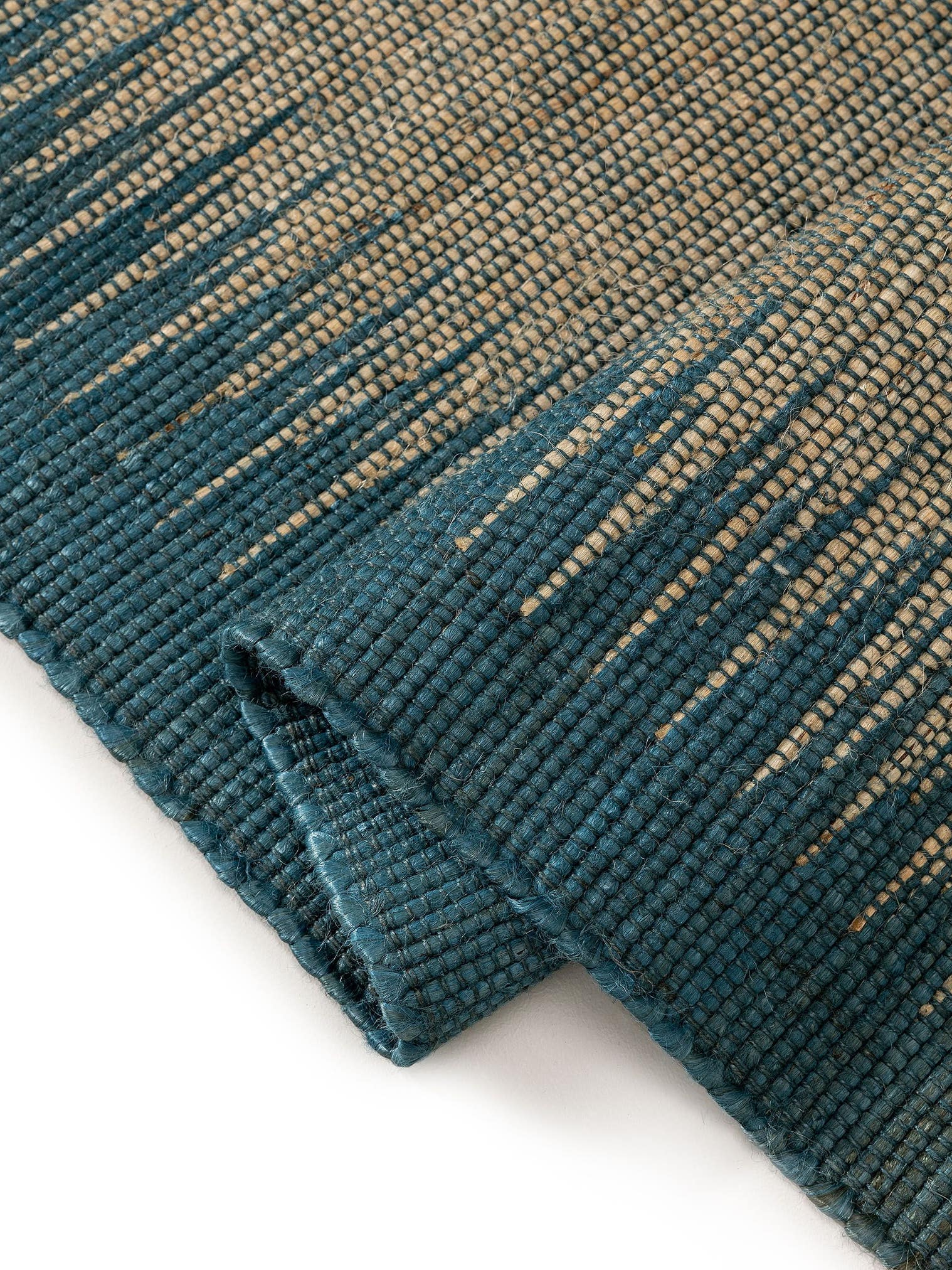 Teppich aus 79% Jute, 21% Baumwolle in Blau mit bis 5 mm hohem Flor von benuta Pure