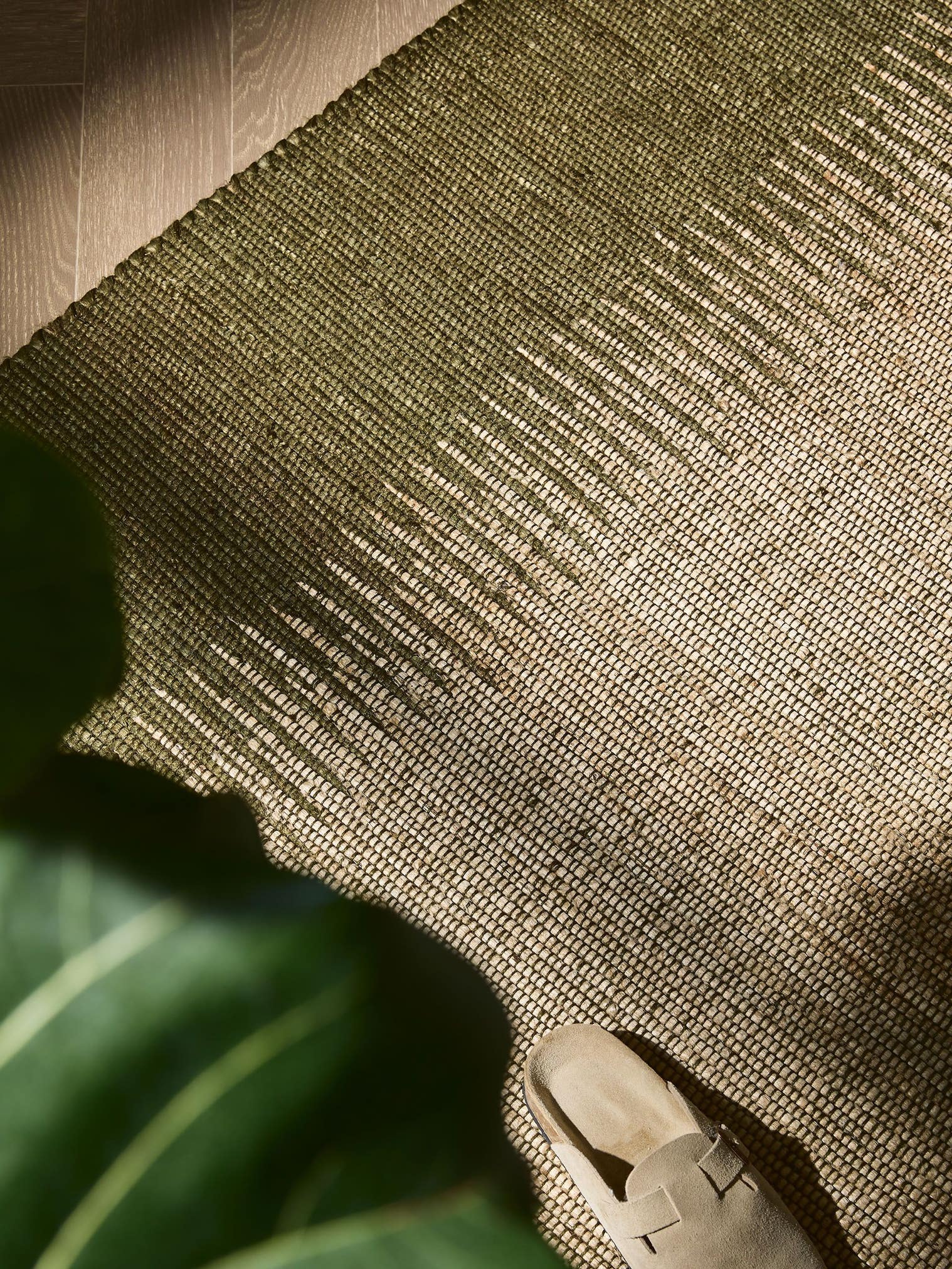 Teppich aus 79% Jute, 21% Baumwolle in Grün mit bis 5 mm hohem Flor von benuta Pure