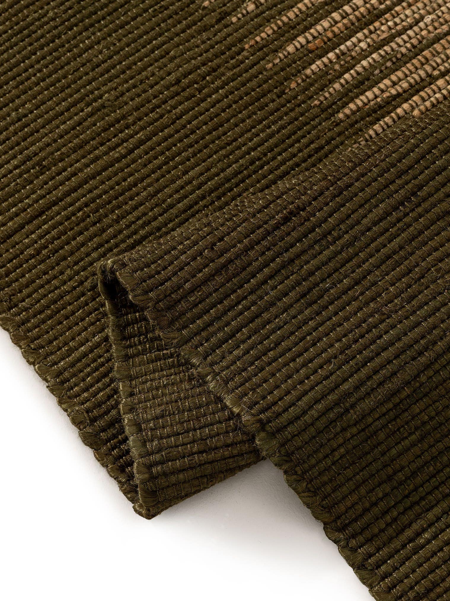 Teppich aus 79% Jute, 21% Baumwolle in Grün mit bis 5 mm hohem Flor von benuta Pure
