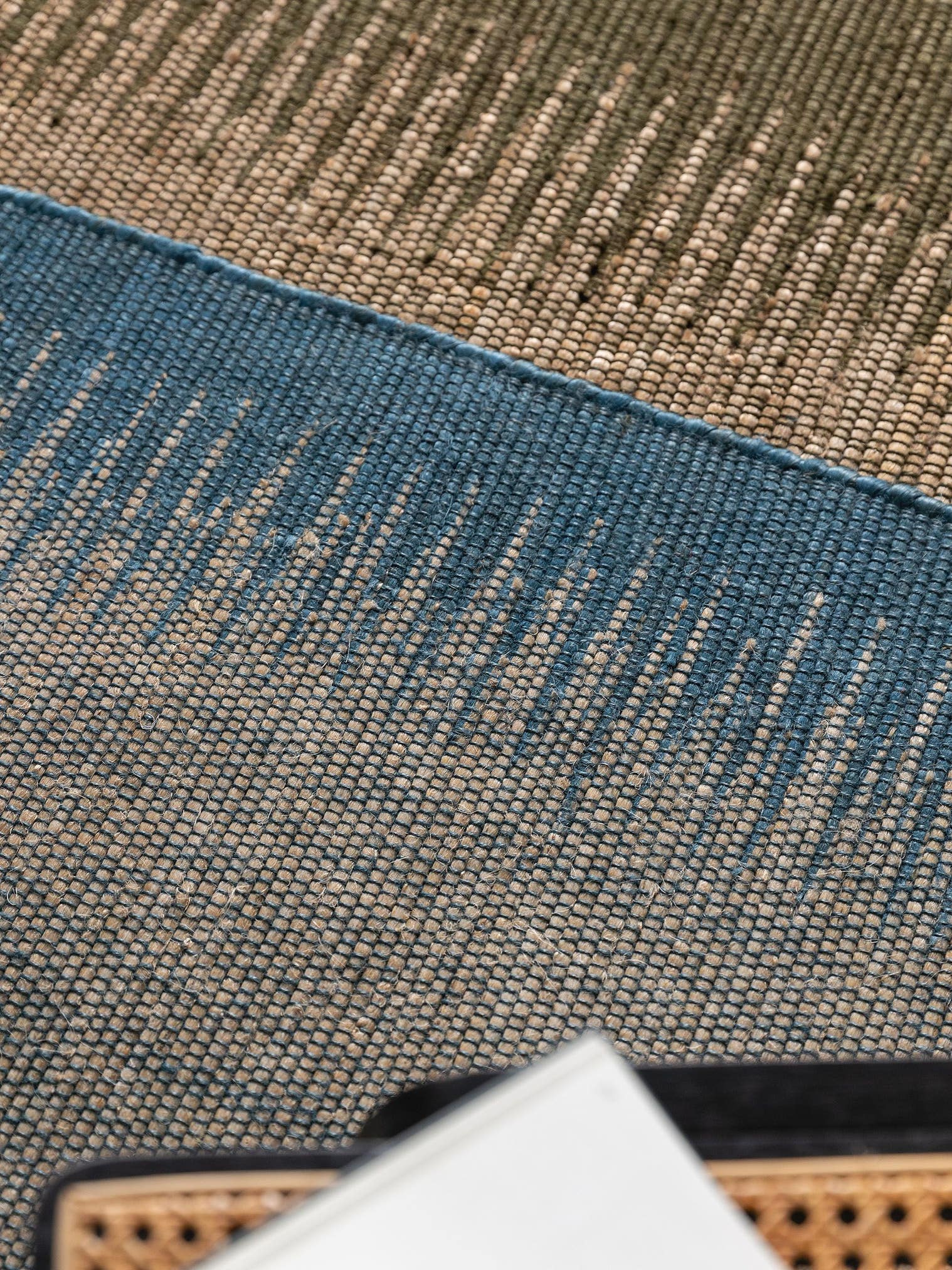 Teppich aus 79% Jute, 21% Baumwolle in Grün mit bis 5 mm hohem Flor von benuta Pure