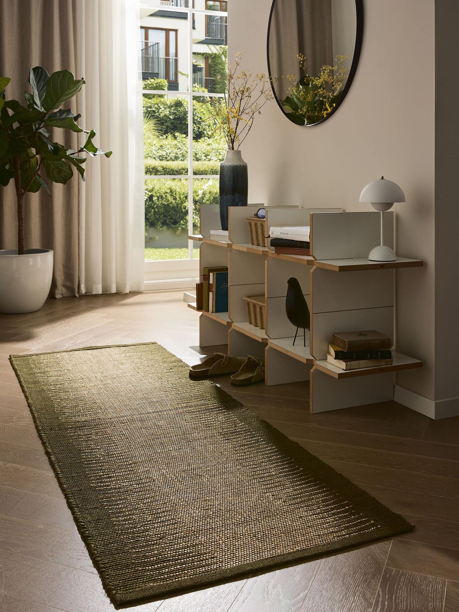 Teppich aus 79% Polyester, 20% Baumwolle, 1% Latex in Grün mit bis 5 mm hohem Flor von benuta Pure