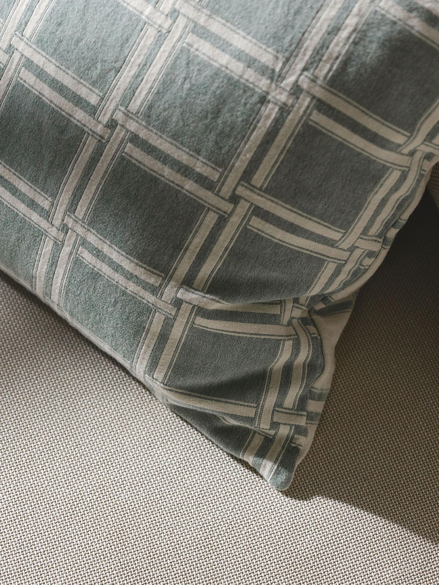 Kissenbezug Dario Cream/Grün im Design Geometrisch aus 100% Baumwolle von benuta Nest