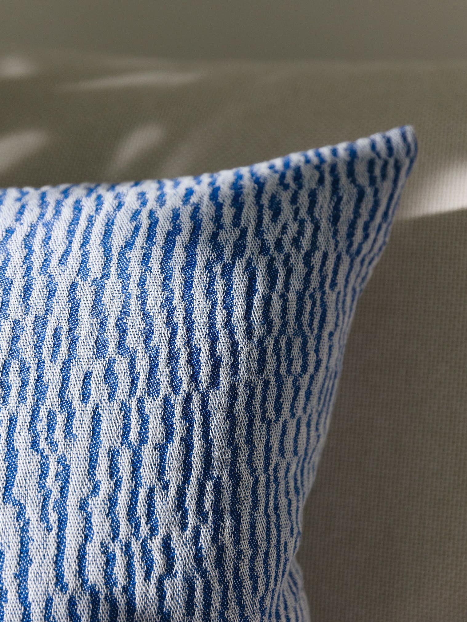 Örngott Joao Blå med Abstract-design i 100% Bomull från benuta Nest
