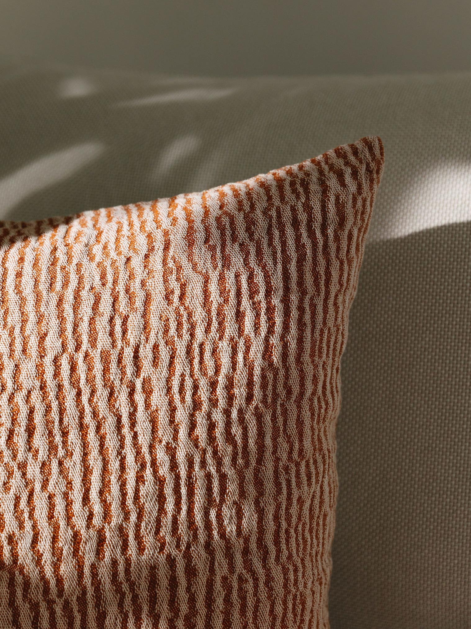 Kissenbezug Joao Rot im Design Abstrakt aus 100% Baumwolle von benuta Nest