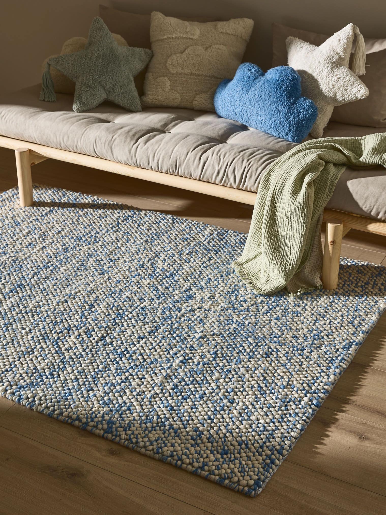Rug made of 70% Wool, 30% Polyester in Blue with a 11 - 20 mm high pile by Lytte