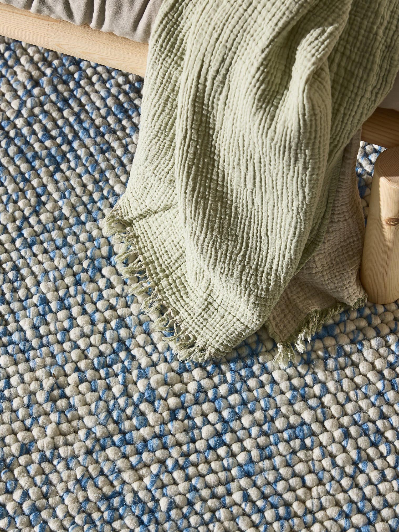 Rug made of 70% Wool, 30% Polyester in Blue with a 11 - 20 mm high pile by Lytte