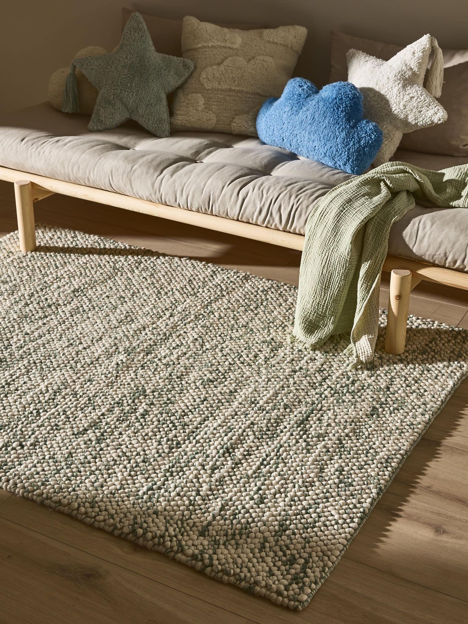 Rug made of 70% Wool, 30% Polyester in Green with a 11 - 20 mm high pile by Lytte