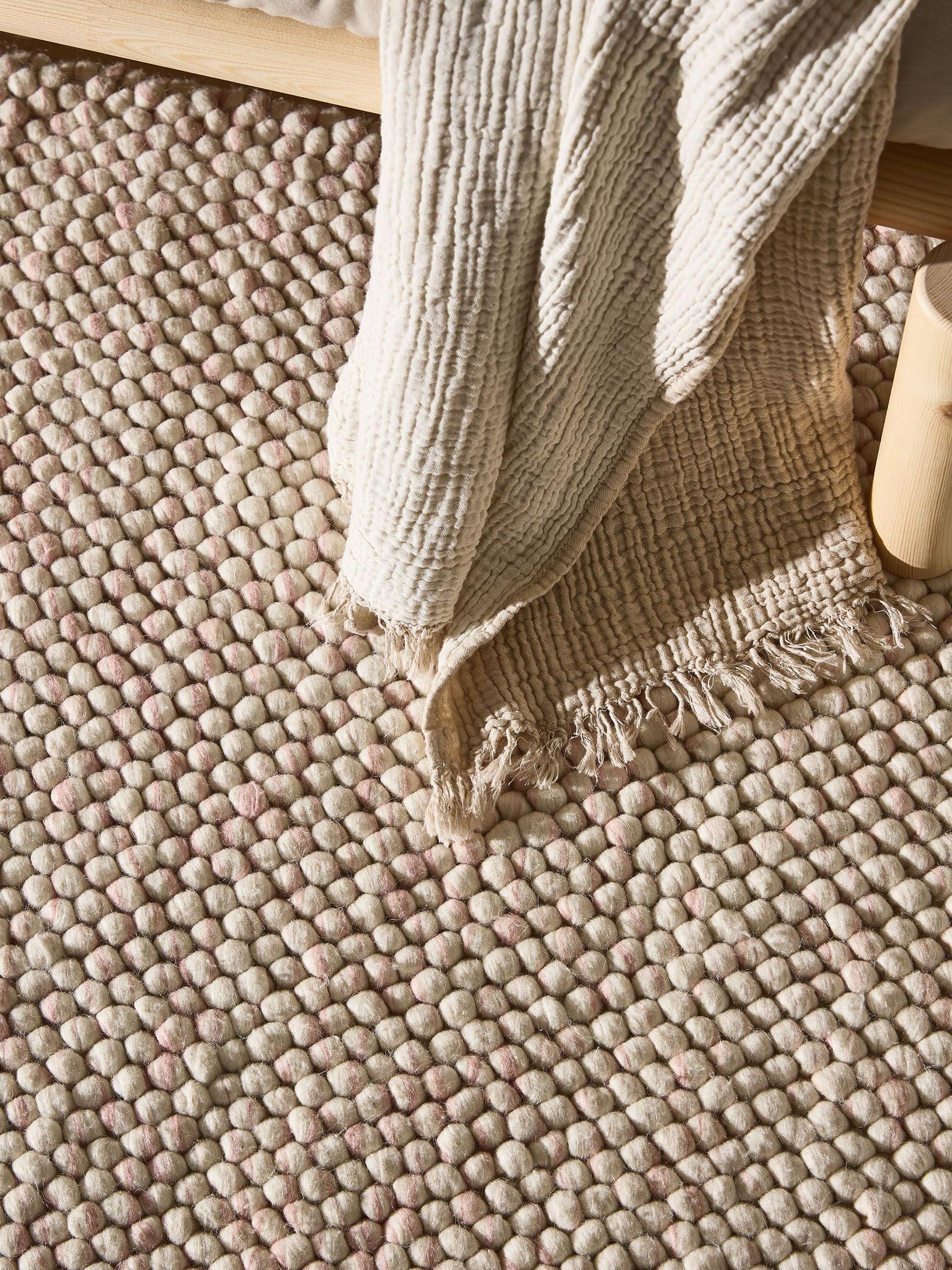 Rug made of 70% Wool, 30% Polyester in Pink with a 11 - 20 mm high pile by Lytte