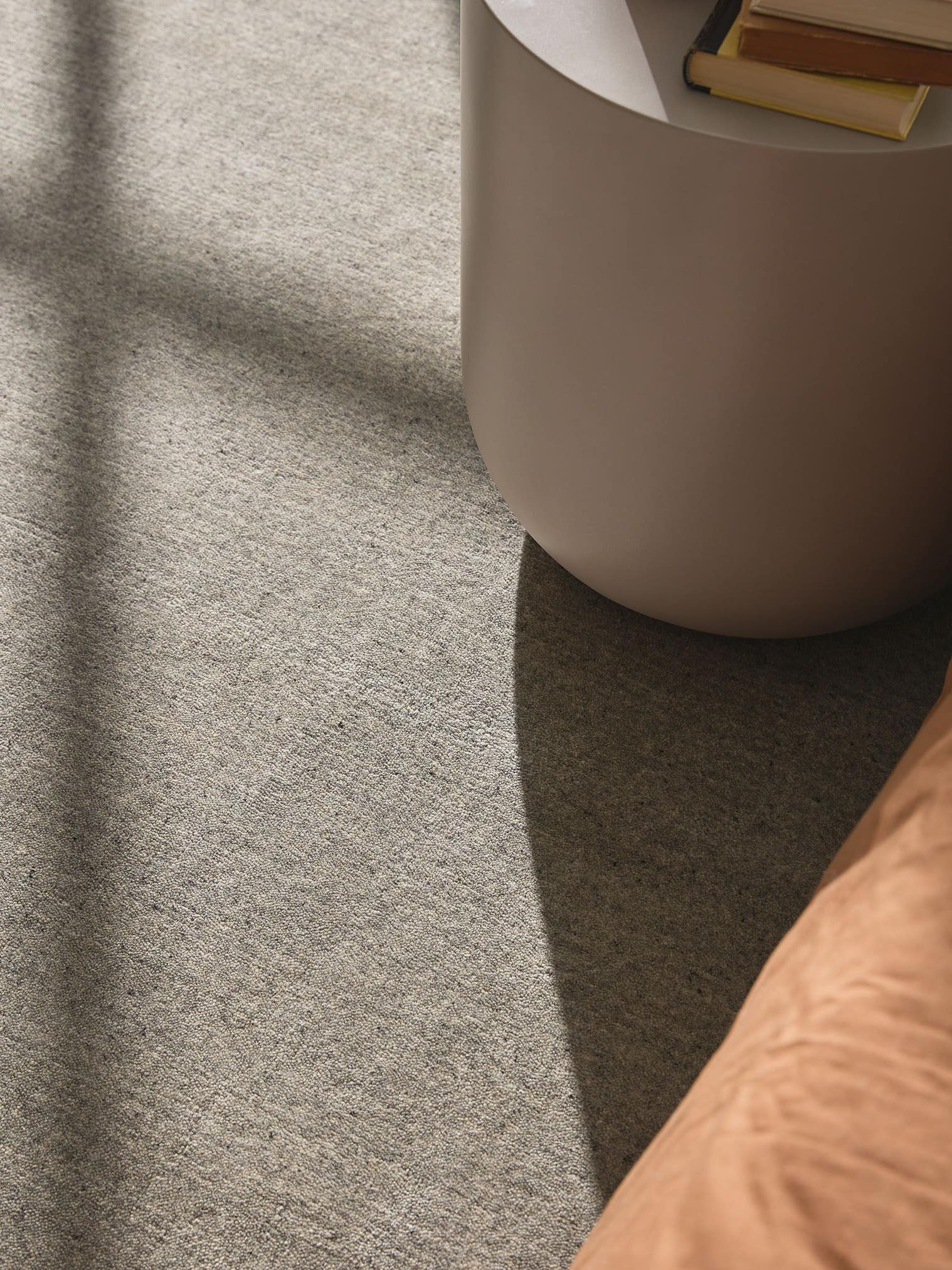 Teppich aus 100% Wolle in Grau mit 11 bis 20 mm hohem Flor von benuta Pure